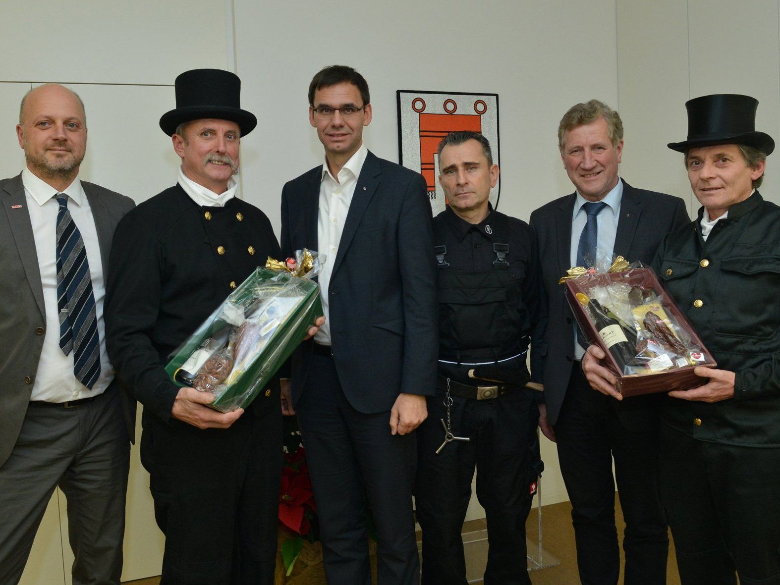 Kaminkehrer als Glücksbringer zum Neuen Jahr im Landhaus (im Bild v.l.: Alfred Hehle (Sparte Gewerbe und Handwerk, Wirtschaftskammer Vorarlberg), der Innungsmeister Albert Lässer, LH Markus Wallner, Günter Abentung, LR Erich Schwärzler und Werner Gstöhl. Kaminkehrer als Glücksbringer zum Neuen Jahr im Landhaus (im Bild v.l.: Alfred Hehle (Sparte Gewerbe und Handwerk, Wirtschaftskammer Vorarlberg), der Innungsmeister Albert Lässer, LH Markus Wallner, Günter Abentung, LR Erich Schwärzler und Werner Gstöhl.