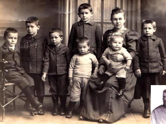 Paulina Kremmel geb. Hollenstein mit ihren 7 Kindern. Fünf Jahre musste sie allein für „Kinder, Haushalt und Landwirtschaft“ sorgen. (Kleines Bild: Eduard Kremmel)