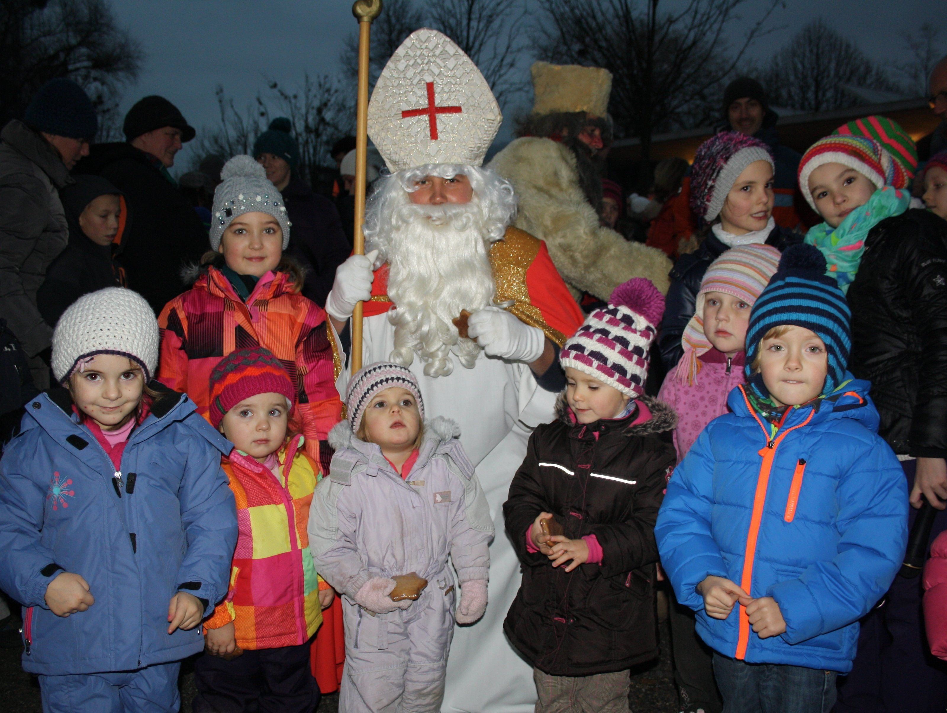 Für die Kinder war der Nikolausbesuch natürlich das ganz besondere Erlebnis. Für die Kinder war der Nikolausbesuch natürlich das ganz besondere Erlebnis.