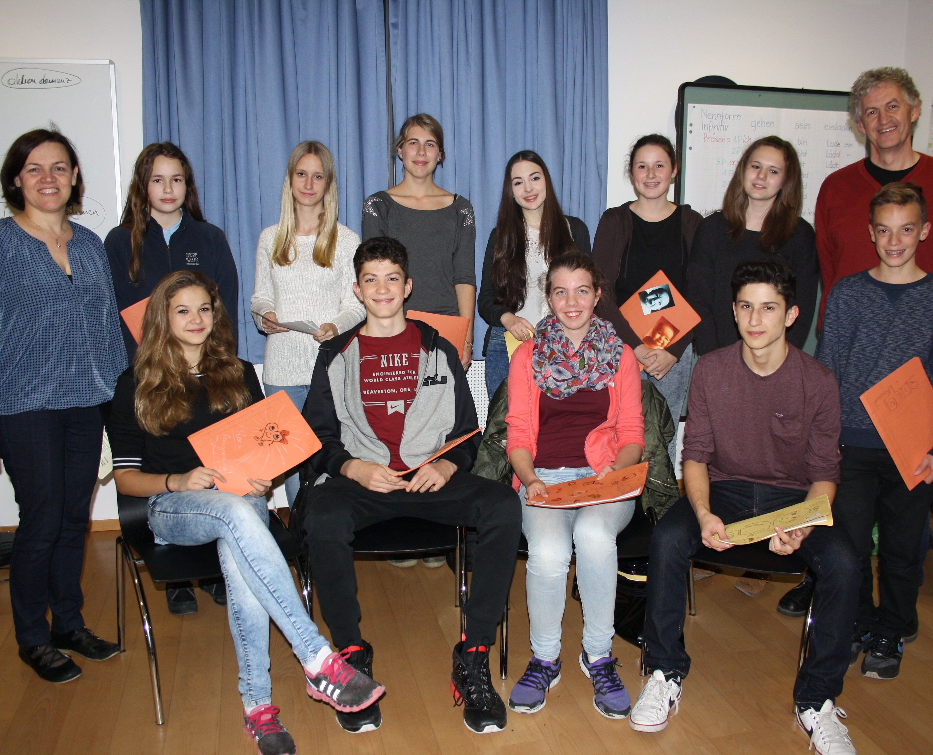 Die neu ausgebildeten Babysitter aus Hörbranz und Lochau mit Stella Sigg und Edgar Natter von Känguruh-Babysitting. Die neu ausgebildeten Babysitter aus Hörbranz und Lochau mit Stella Sigg und Edgar Natter von Känguruh-Babysitting.