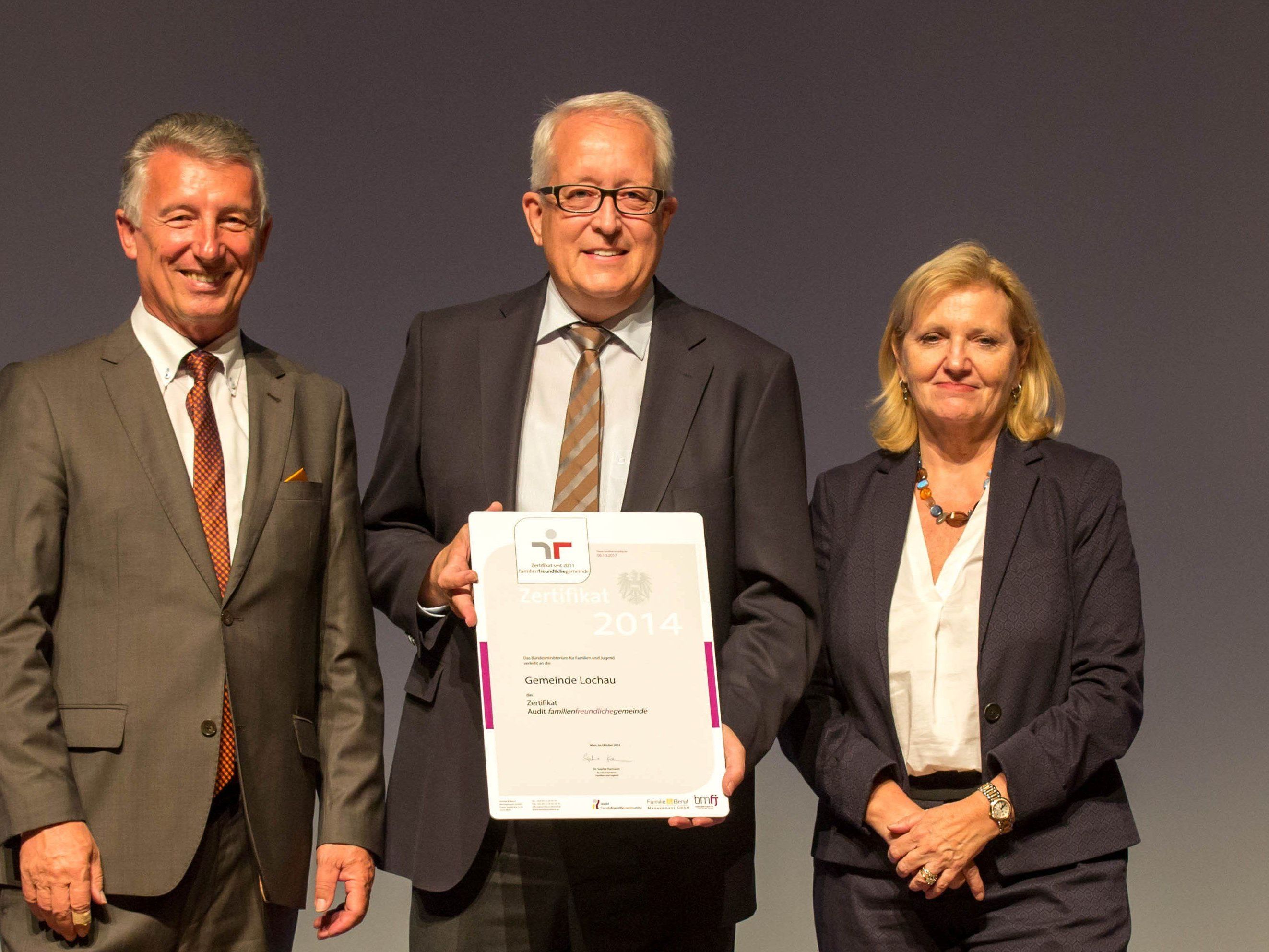 Bürgermeister Michael Simma konnte das Zertifikat im Rahmen eines Festaktes vom Bundesministerium für Familie und Jugend und dem Österreichischen Gemeindebund übernehmen. Bürgermeister Michael Simma konnte das Zertifikat im Rahmen eines Festaktes vom Bundesministerium für Familie und Jugend und dem Österreichischen Gemeindebund übernehmen.