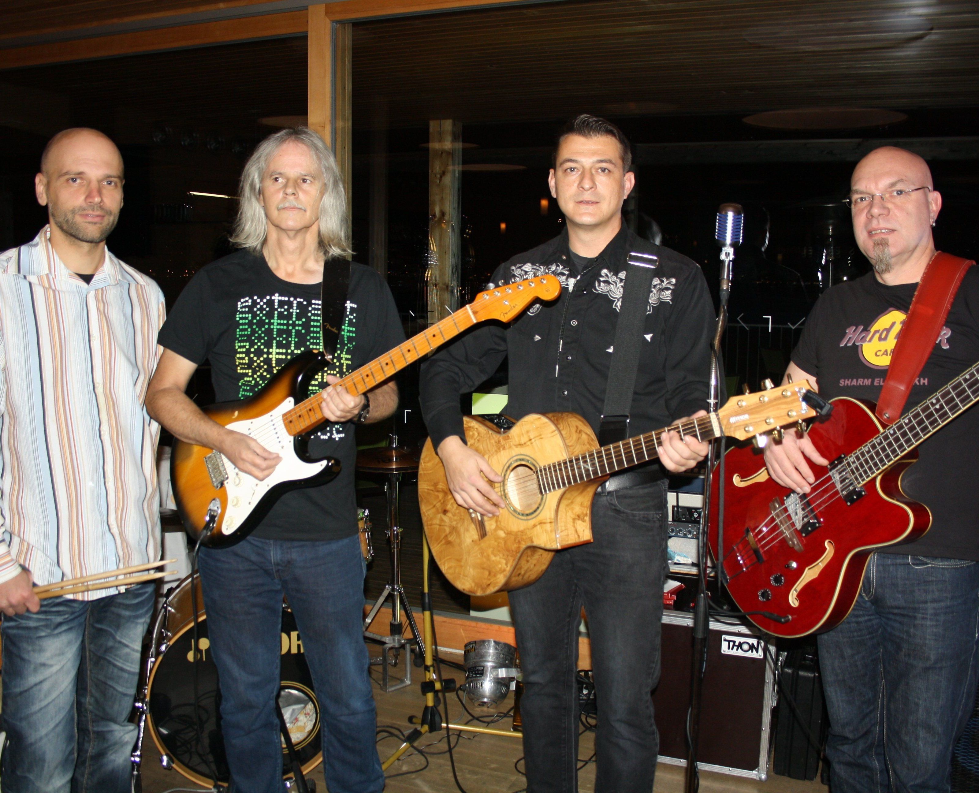 „Miggi and friends“ mit Country-Musik und Rock & Roll auf dem Badehaus des Seehotel Am Kaiserstrand. „Miggi and friends“ mit Country-Musik und Rock & Roll auf dem Badehaus des Seehotel Am Kaiserstrand.