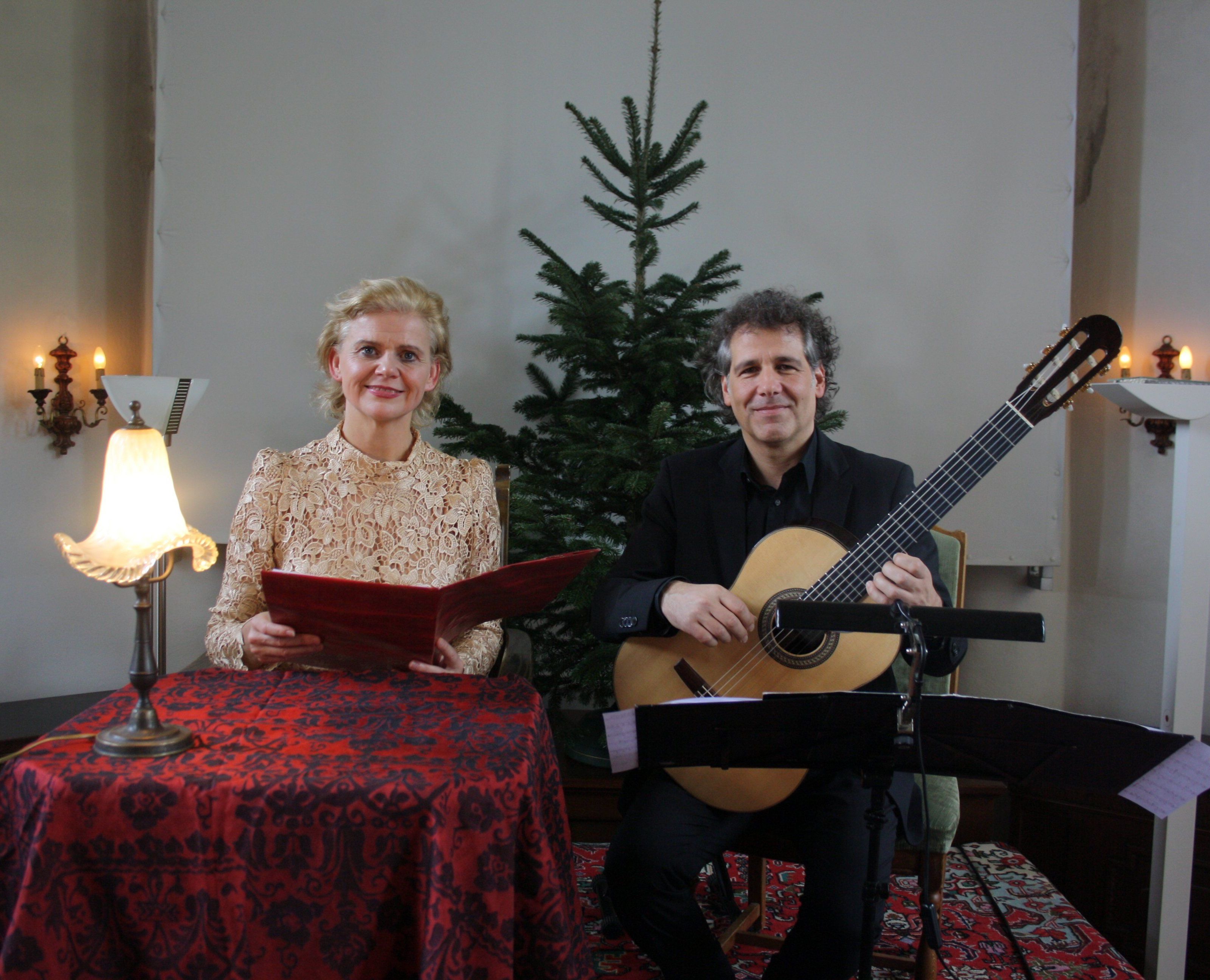 „Schloss Hofener Advent“ mit Renate Bauer und Alexander Swete begeisterte im stimmungsvollen Ambiente. „Schloss Hofener Advent“ mit Renate Bauer und Alexander Swete begeisterte im stimmungsvollen Ambiente.