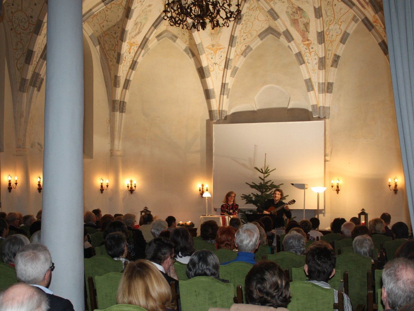 Renate Bauer und Alexander Swete gestalten alljährlich den „Schloss Hofener Advent“. Renate Bauer und Alexander Swete gestalten alljährlich den „Schloss Hofener Advent“.