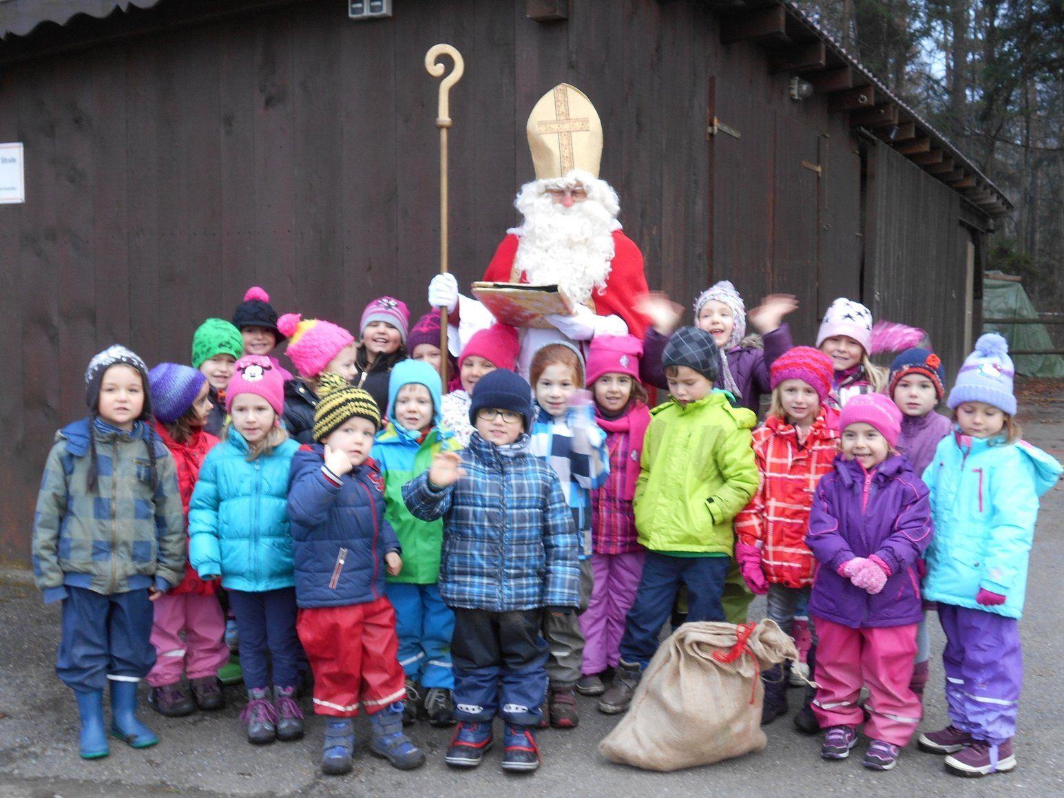Der Nikolaus besuchte die Bingser Kindergärtler im Wald