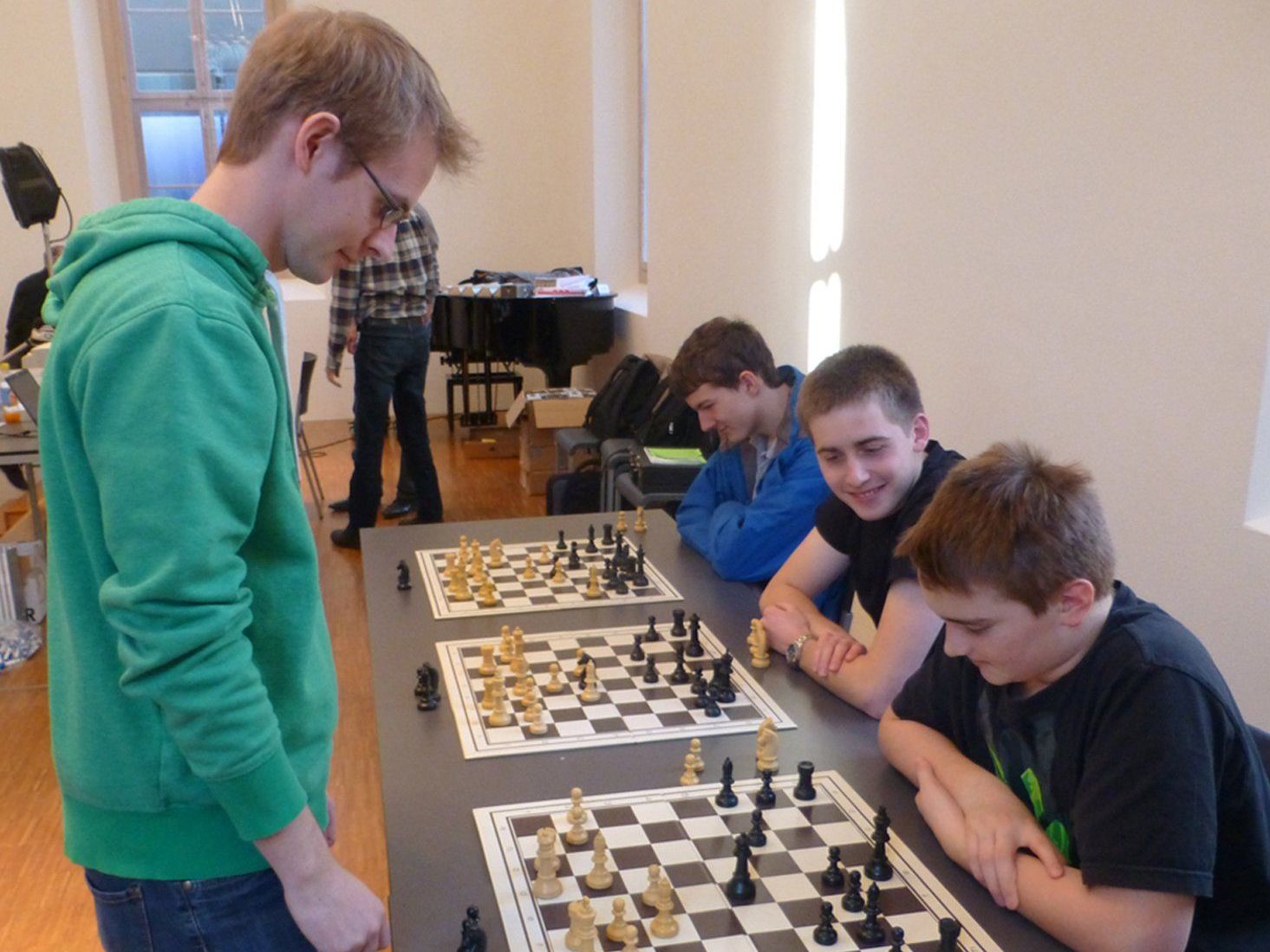 IM Georg Fröwis (l.) gibt am Samstag zum Abschluss der Schach-Olympiade eine Simultanvorstellung. IM Georg Fröwis (l.) gibt am Samstag zum Abschluss der Schach-Olympiade eine Simultanvorstellung.