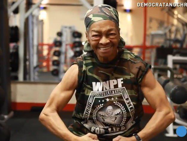 Willie Murphy ist 77 Jahre alt und hebt ihr doppeltes Körpergewicht.