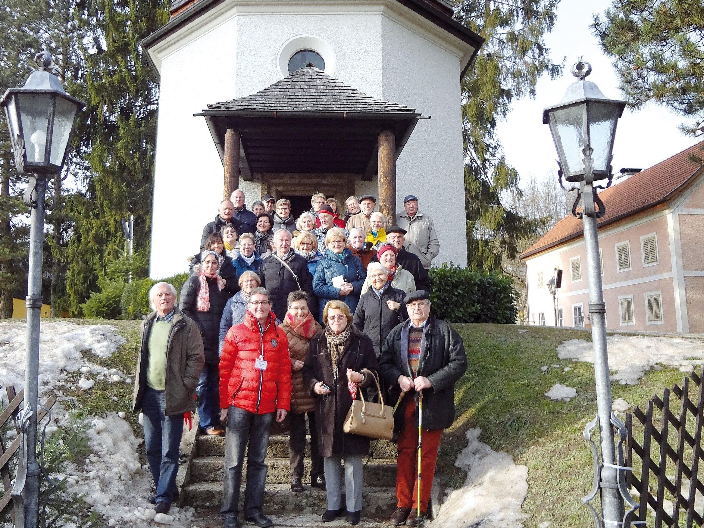 Die Seniorenbundgruppe vor der Stille Nacht Kapelle in Oberndorf