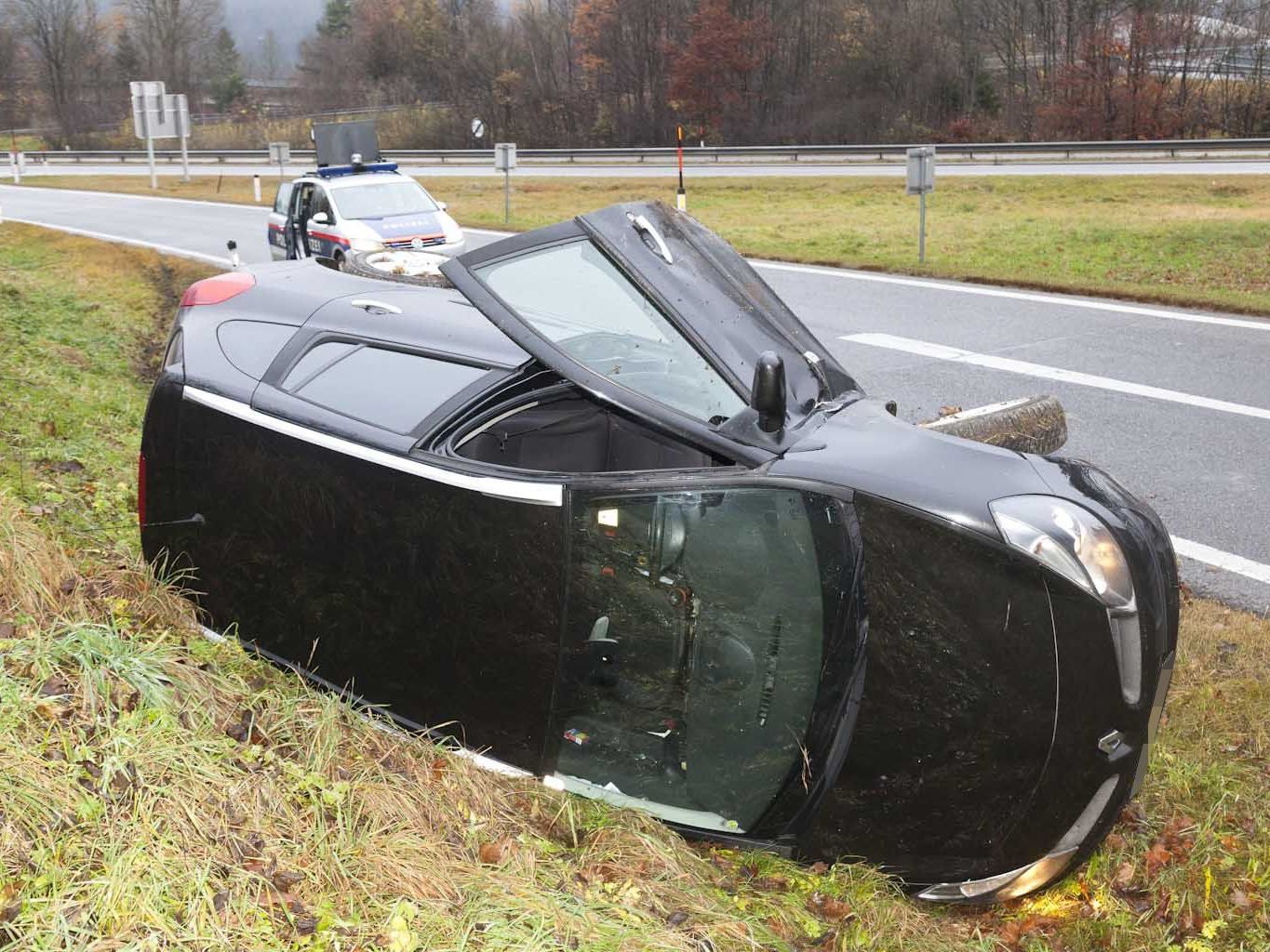 Das Auto blieb auf der rechten Seite liegen. Das Auto blieb auf der rechten Seite liegen.
