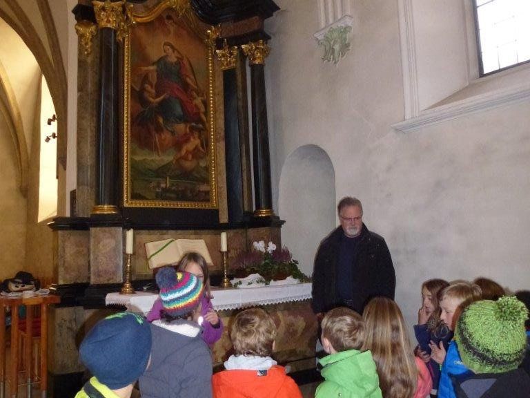 Führung durch die Nenzinger Pfarrkirche für die Volksschüler. Führung durch die Nenzinger Pfarrkirche für die Volksschüler.