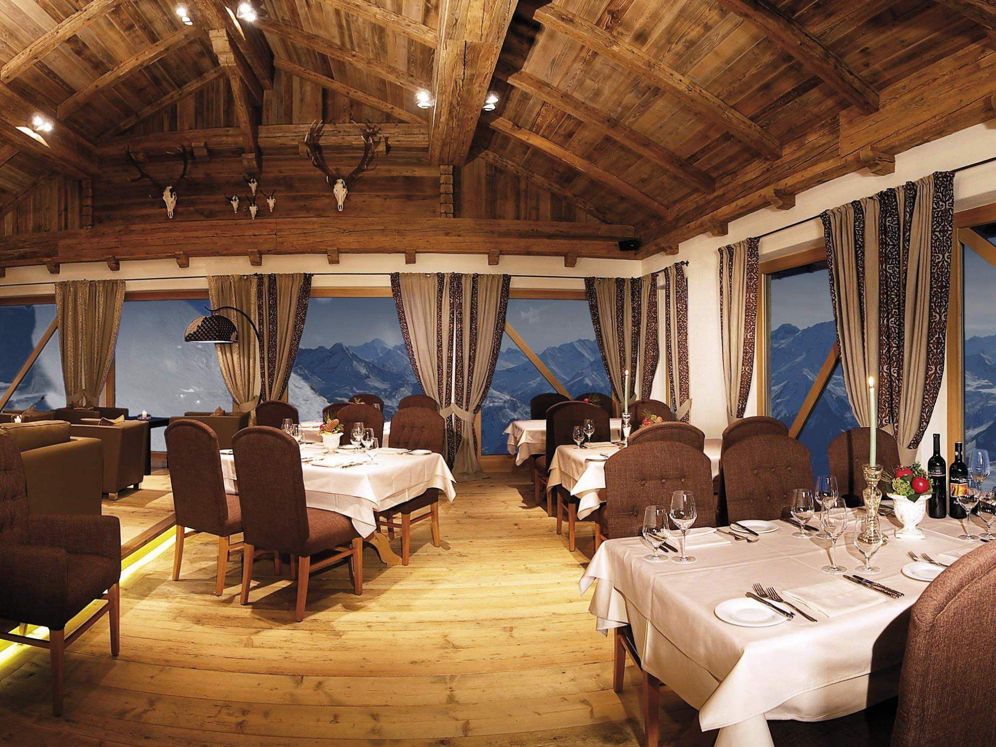 Das Hochzillertal in der Wedelhütte genießen. Das Hochzillertal in der Wedelhütte genießen.