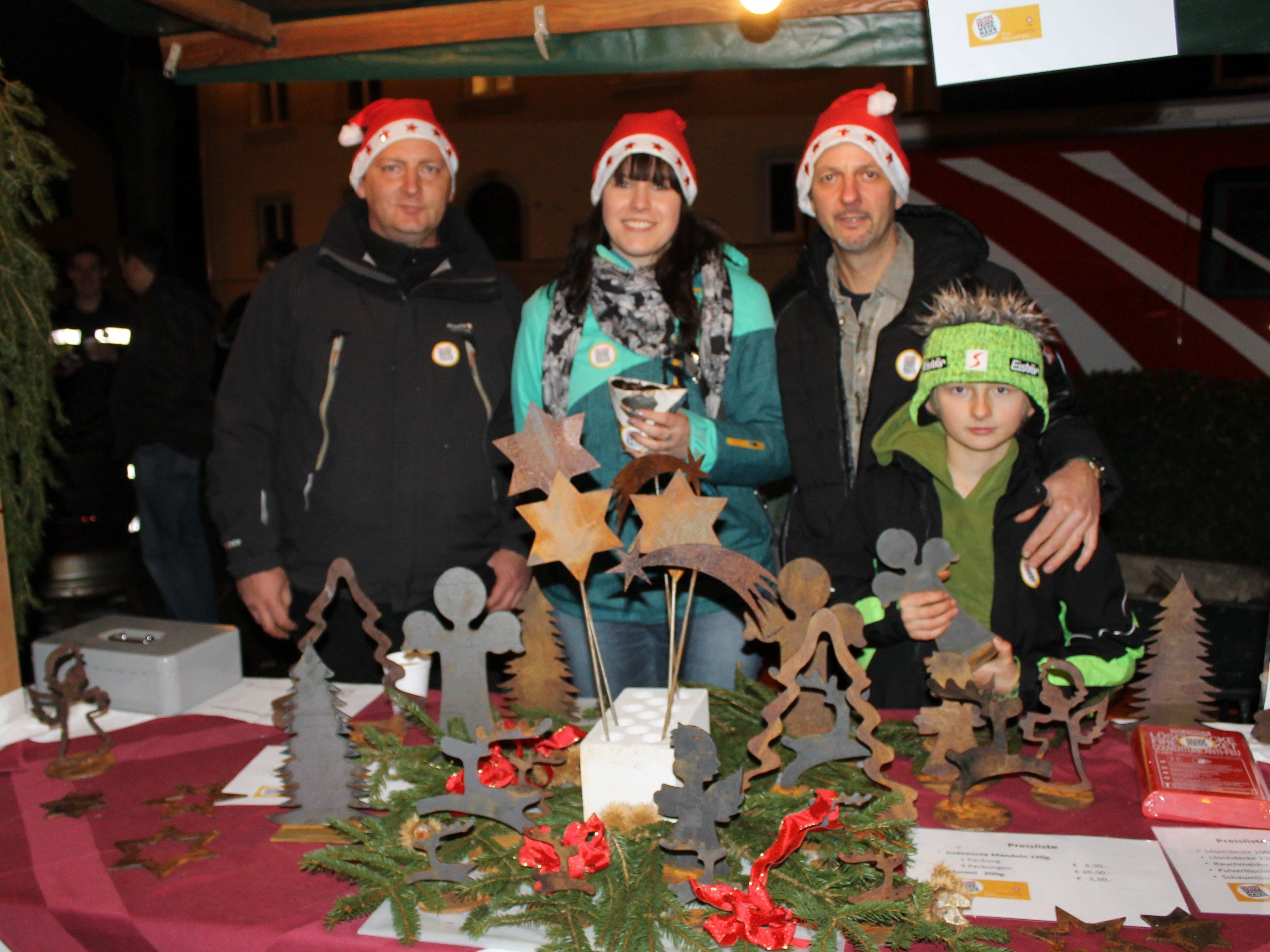Verschiedene Metallarbeiten beim Weihnachtsmarkt in Thüringen