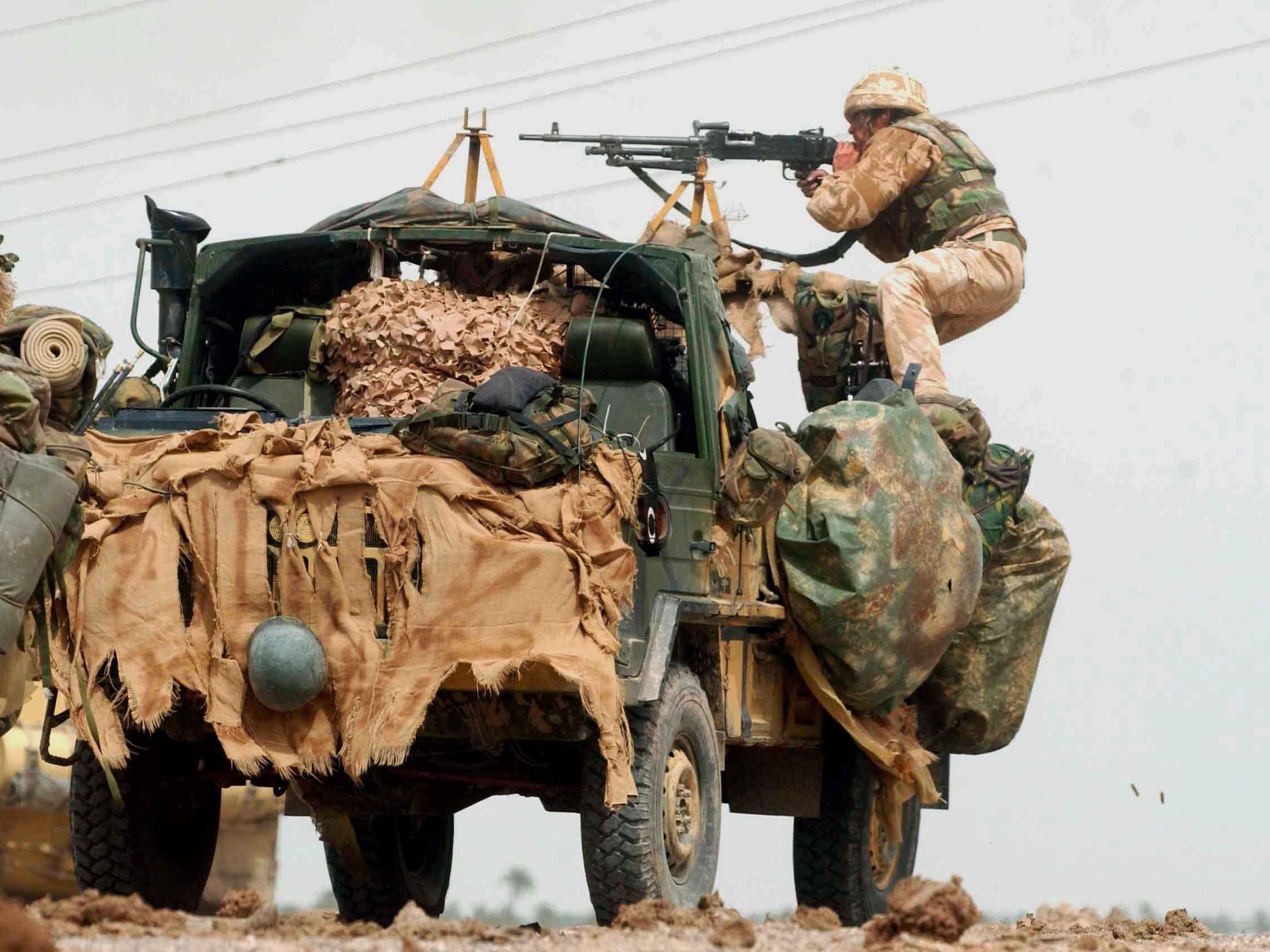 Britische Soldaten haben irakische Soldaten misshandelt. Britische Soldaten haben irakische Soldaten misshandelt.