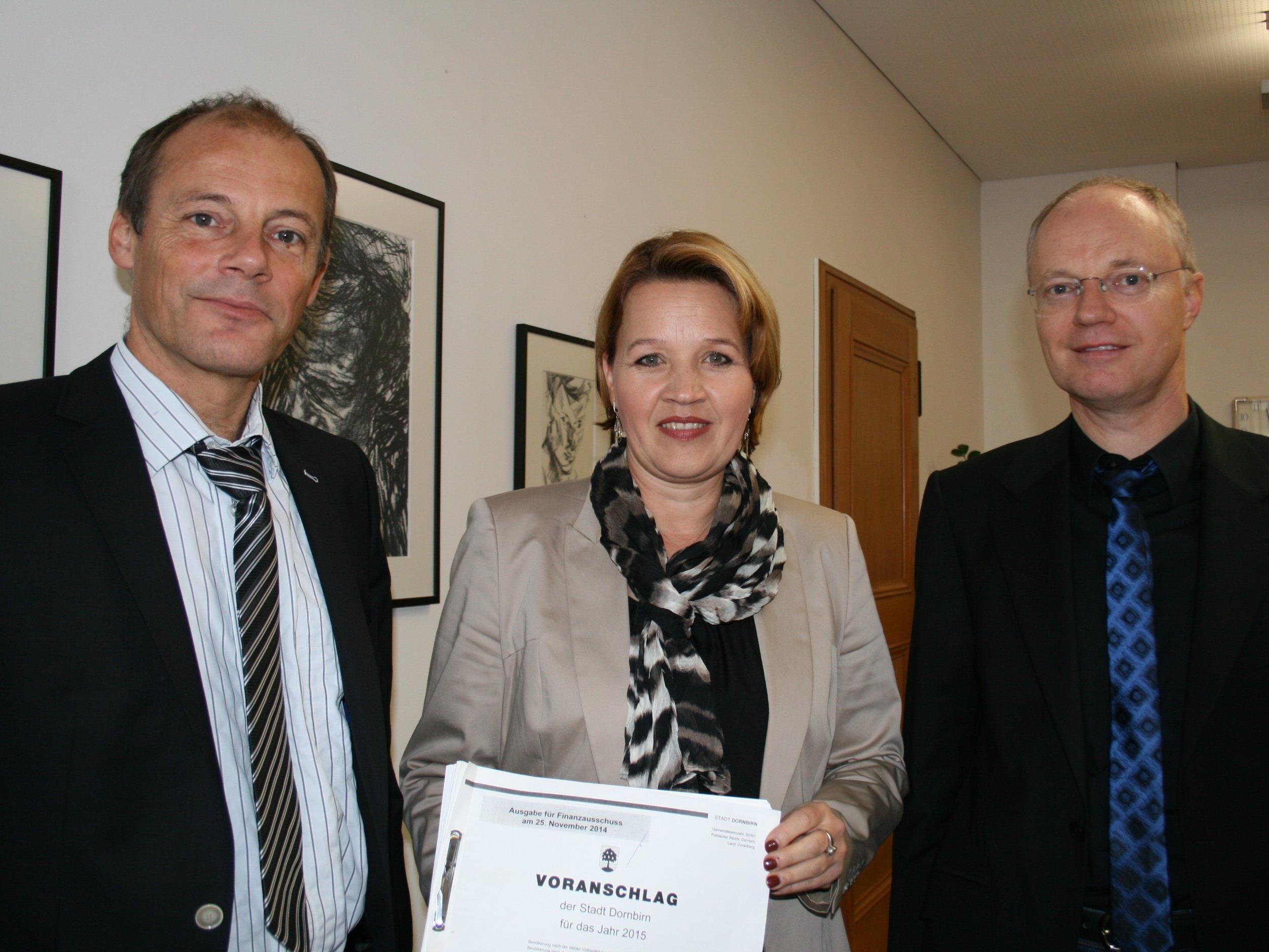 Sie tragen die Verantwortung für das Budget 2015: Stadtkämmerer Guntram Mathis (links), Bürgermeisterin Andrea Kaufmann und Peter Johler.