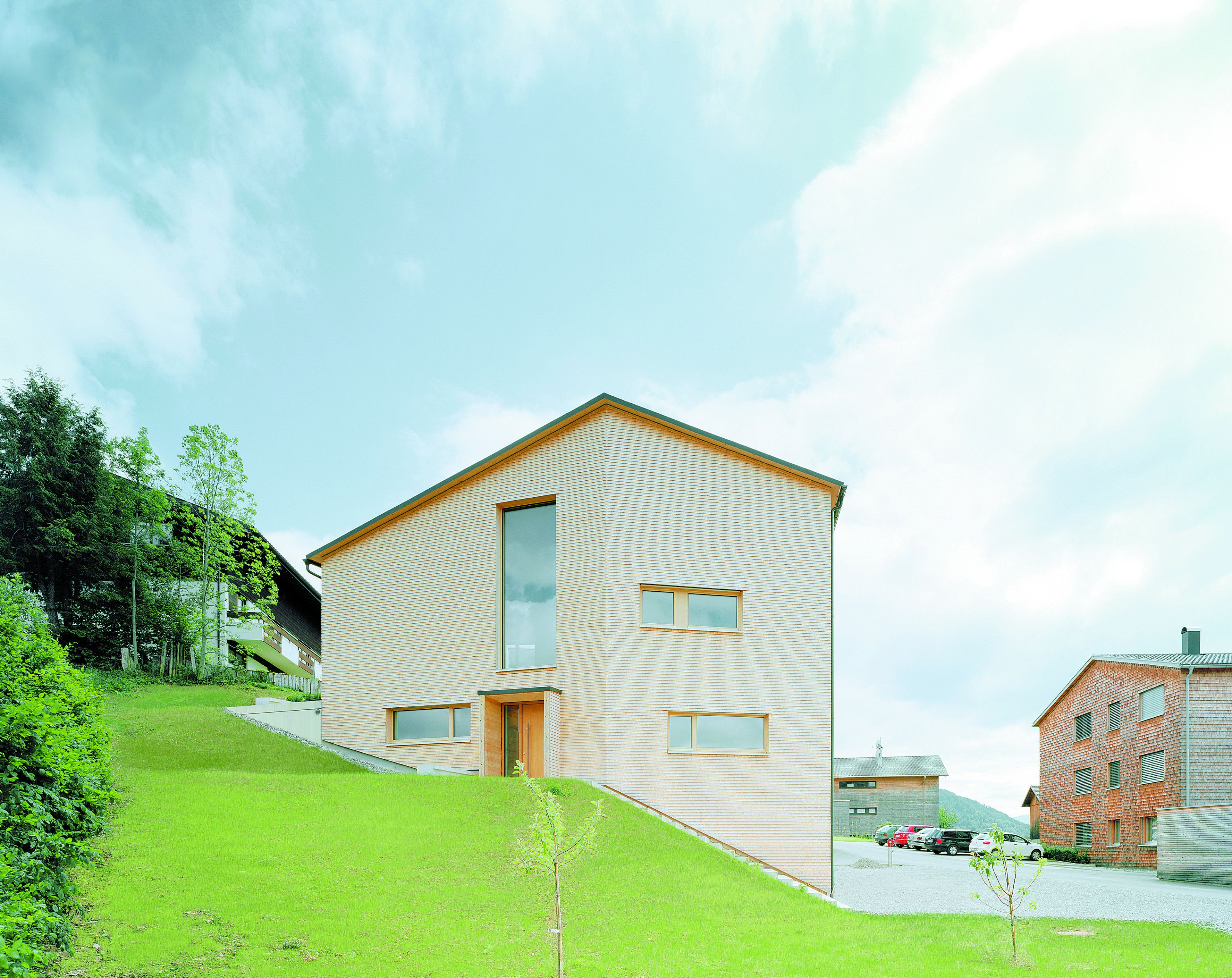 Licht von allen Seiten Der geschindelte Holzbau wird von allen Seiten mit Licht versorgt. Licht von allen Seiten Der geschindelte Holzbau wird von allen Seiten mit Licht versorgt.