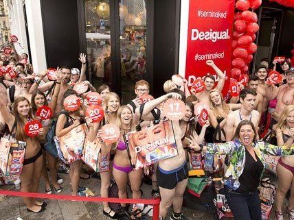 So sieht es aus, wenn in Wien "Seminaked" bei Desigual stattfindet So sieht es aus, wenn in Wien "Seminaked" bei Desigual stattfindet