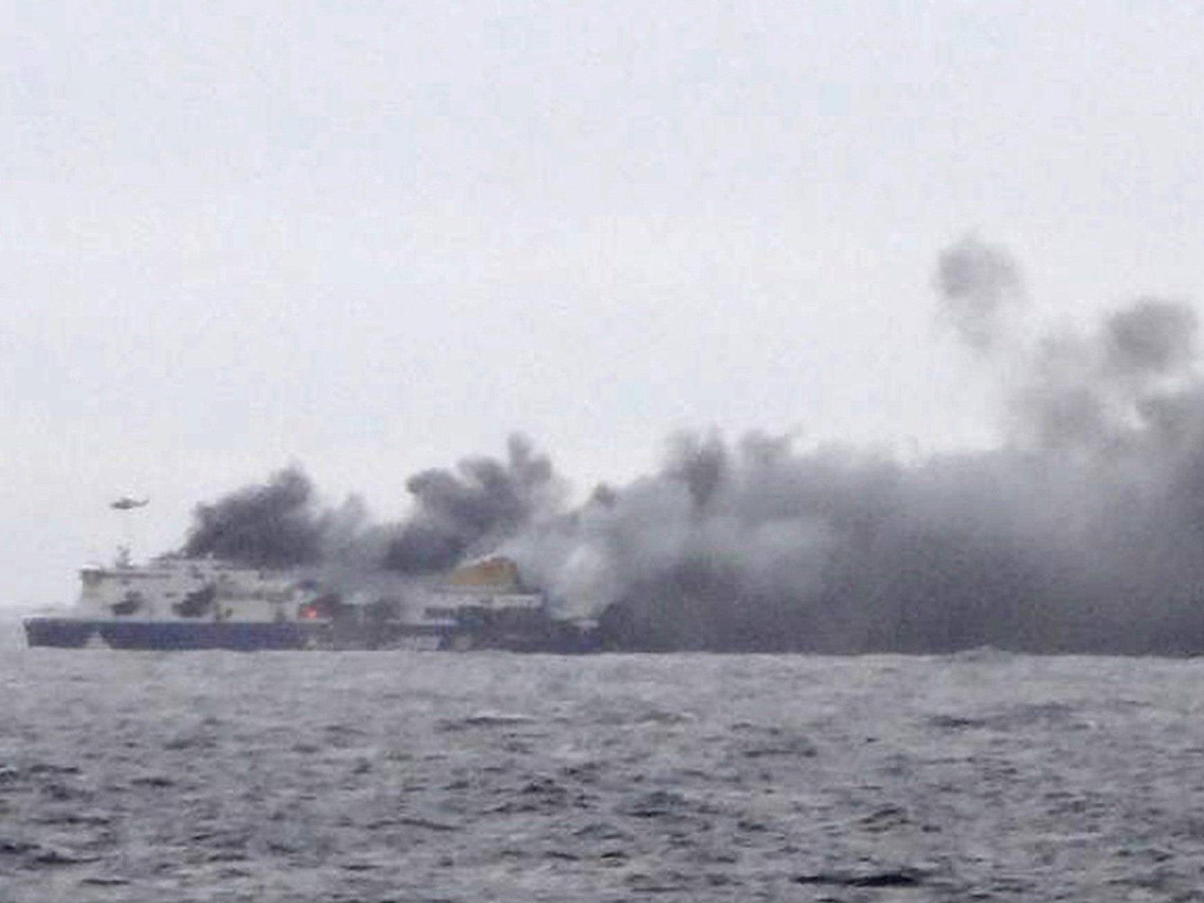 Die brennende "Norman Atlantic" von einem zur Rettung herbeigeilten Schiff aus fotografiert.