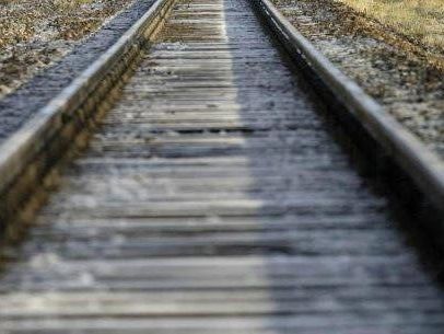 Person lag auf dem Bahngleis