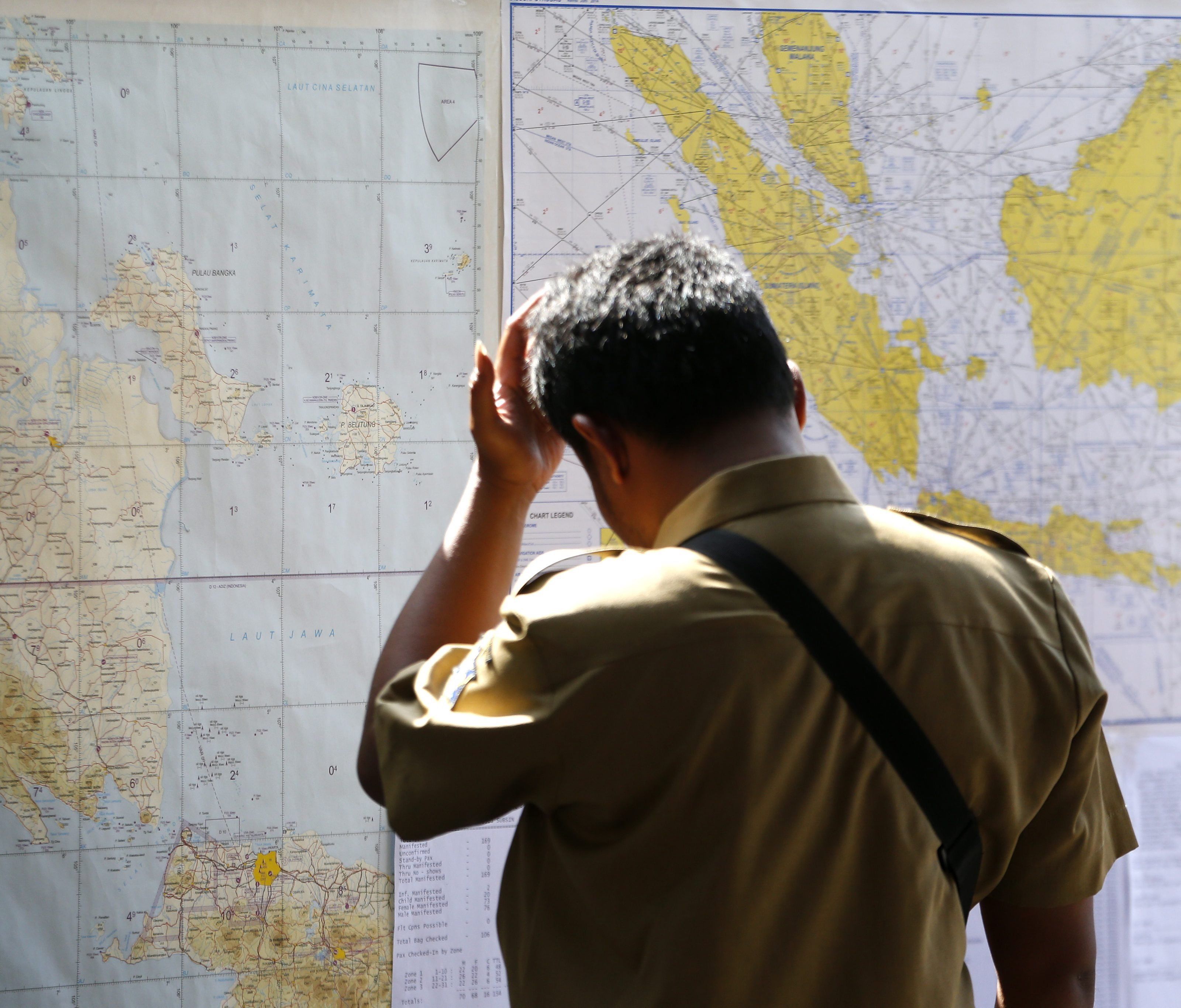 Trümmer von vermisstem Air-Asia-Flugzeug gefunden - keine Hoffnung auf Überlebende. Trümmer von vermisstem Air-Asia-Flugzeug gefunden - keine Hoffnung auf Überlebende.