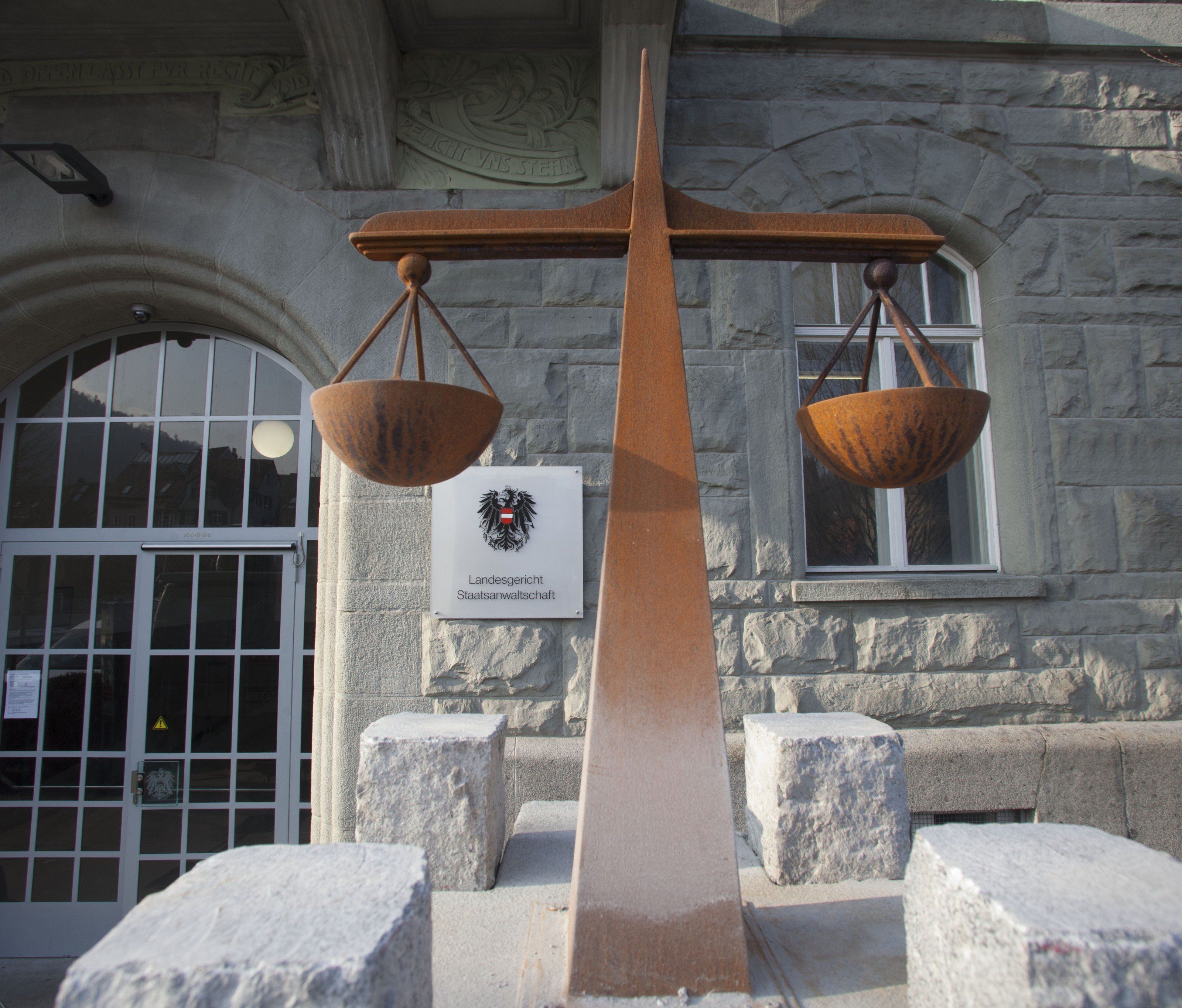 Ein Schöffensenat unter seinem Vorsitz verurteilte gestern am Landesgericht Feldkirch den unbescholtenen 46-Jährigen wegen versuchter Vergewaltigung zu einer unbedingten Haftstrafe von zwei Jahren und zehn Monaten. Ein Schöffensenat unter seinem Vorsitz verurteilte gestern am Landesgericht Feldkirch den unbescholtenen 46-Jährigen wegen versuchter Vergewaltigung zu einer unbedingten Haftstrafe von zwei Jahren und zehn Monaten.