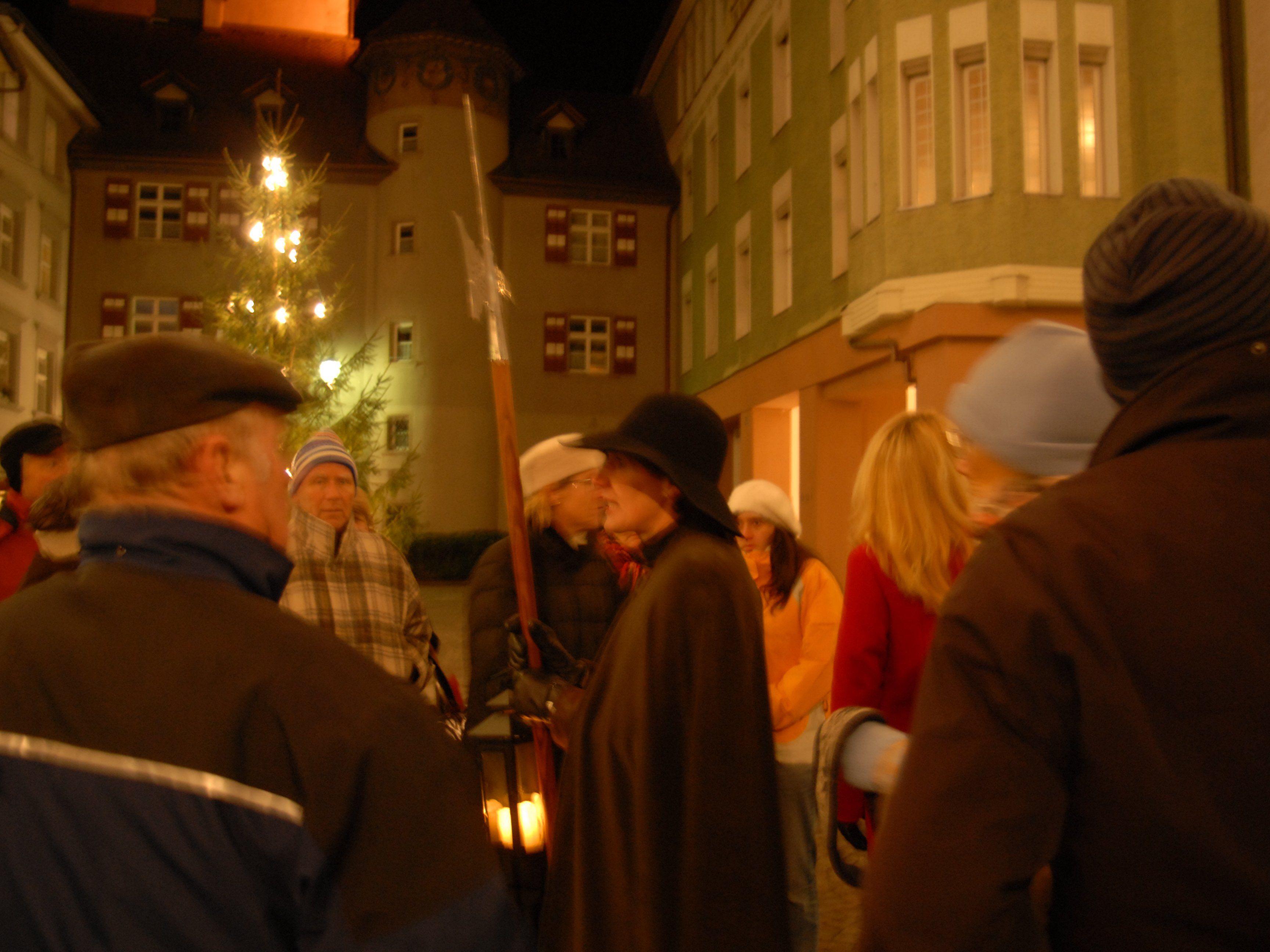 Der Nachtwächter untermalt den Spaziergang durchs nächtliche Feldkirch mit Geschichten.