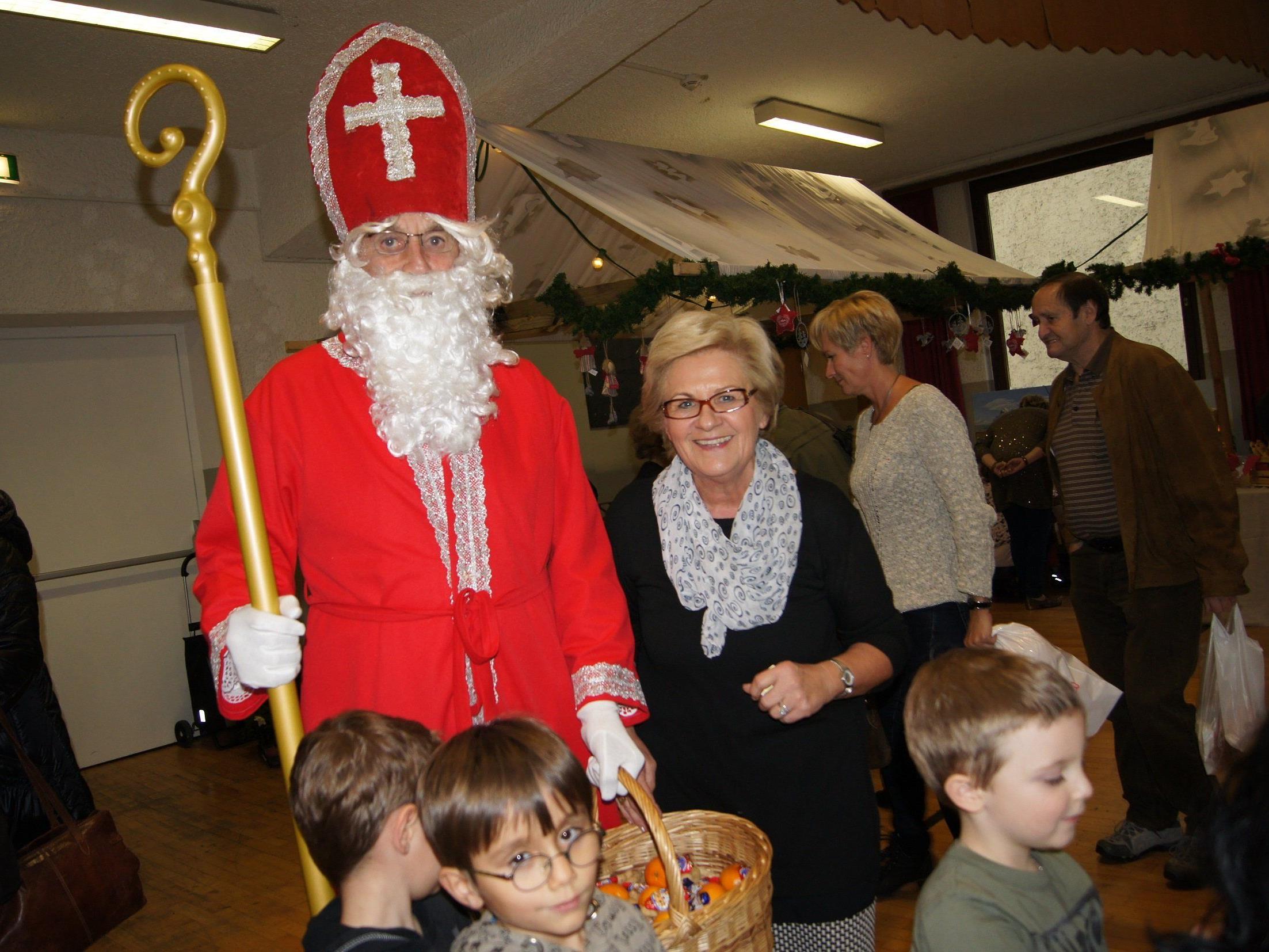 Die Obfrau der Freiheitlichen Frauen, Melly Grabher, freute sich über den regen Besuch am Nikolausmarkt.