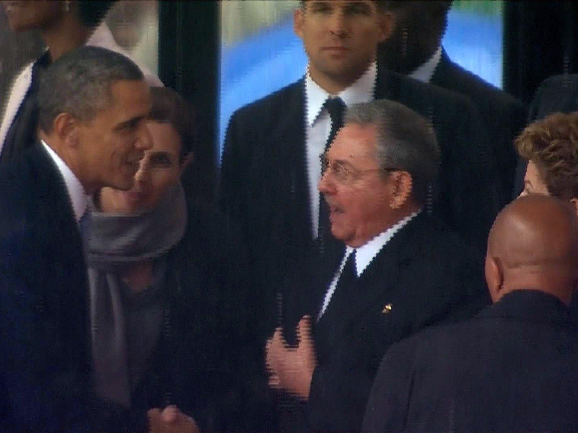 Historischer Handschlag zwischen Obama und Raoul Castro beim Begräbnis von Nelson Mandela im Dezember 2013.