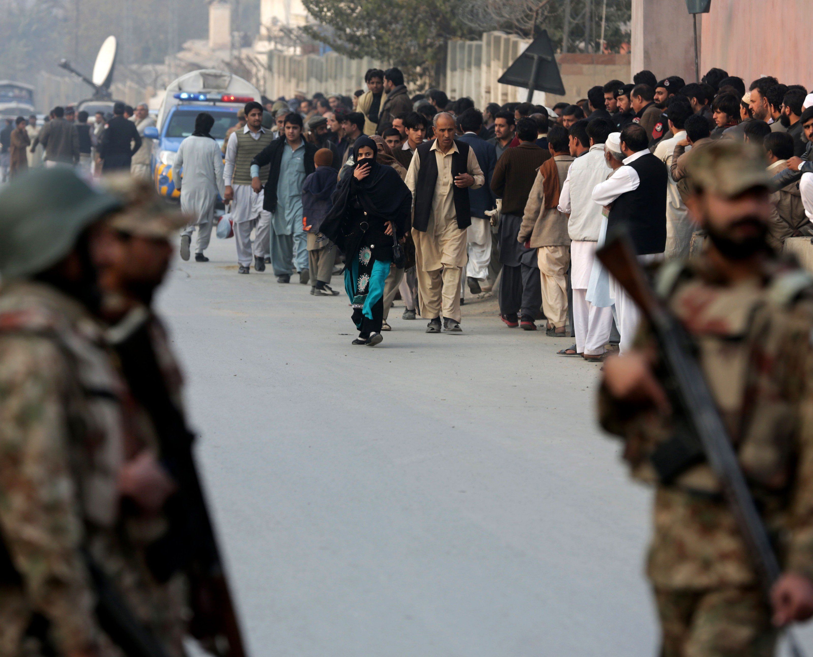 Taliban-Angriff auf Schule in Pakistan fordert mehr als 140 Tote. Taliban-Angriff auf Schule in Pakistan fordert mehr als 140 Tote.