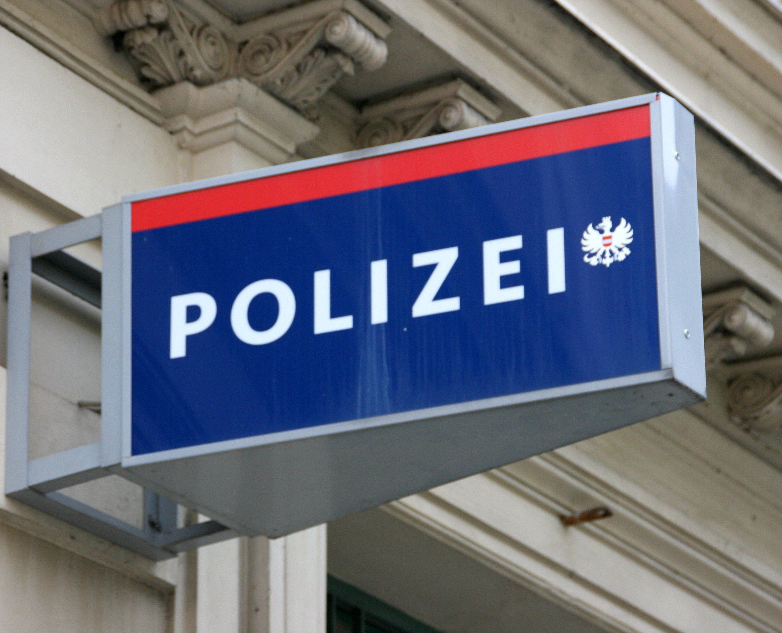 Der 15jährige stürzte vom Mofa und zog sich dabei Verletzungen unbestimmten Grades zu. Der 15jährige stürzte vom Mofa und zog sich dabei Verletzungen unbestimmten Grades zu.