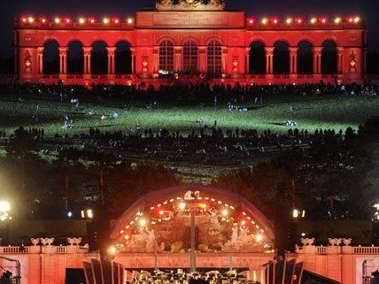 Die Festwochen werden mit dem Sommernachtskonzert eröffnet. Die Festwochen werden mit dem Sommernachtskonzert eröffnet.