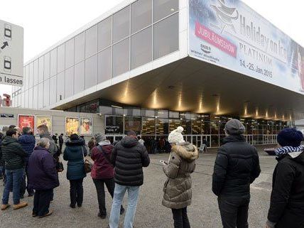 Stundenlang warteten die Song Contest-Fans vor der Stadthalle. Stundenlang warteten die Song Contest-Fans vor der Stadthalle.