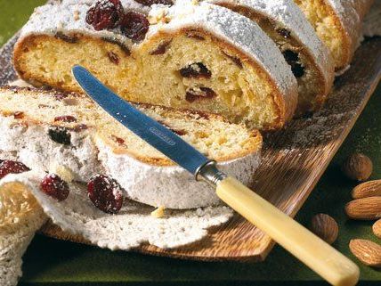 Am besten schmeckt der Stollen, wenn man ihn zusätzlich mit etwas Butter bestreicht. Am besten schmeckt der Stollen, wenn man ihn zusätzlich mit etwas Butter bestreicht.