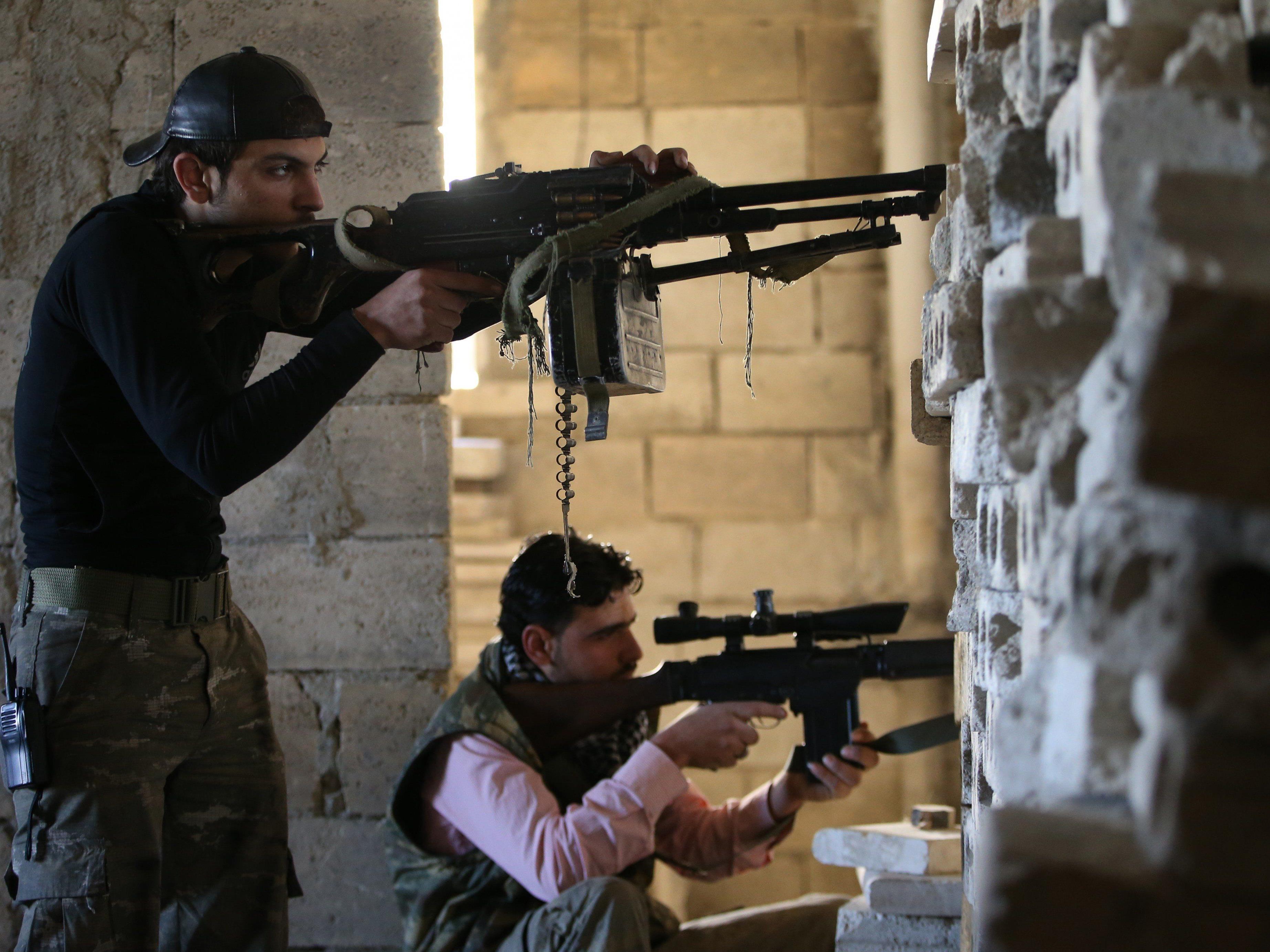 Schwere Kämpfe zwischen al-Nusra-Front und Armee in Syrien fordern etliche Tote.