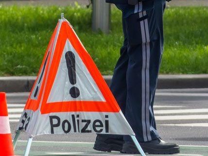Bei einem Unfall in Wien-Penzing wurde ein Mann leicht verletzt. Bei einem Unfall in Wien-Penzing wurde ein Mann leicht verletzt.