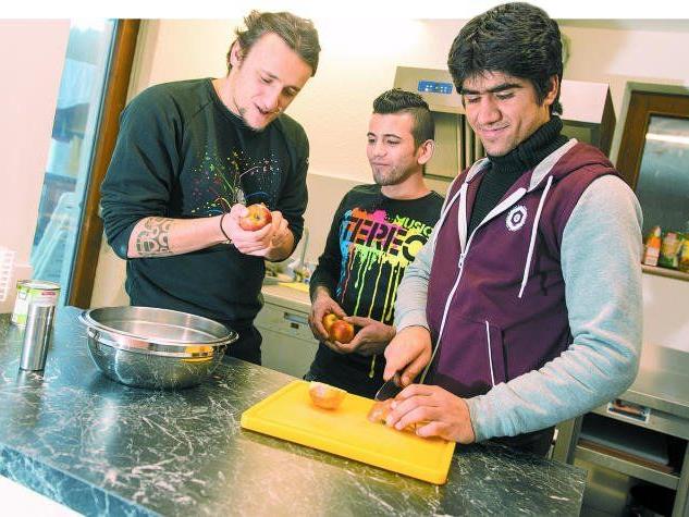 Die österreichische Küche ist noch etwas gewöhnungsbedürftig, aber beim gemeinsamen Kochen in der WG haben die jugendlichen Flüchtlinge großen Spaß.
