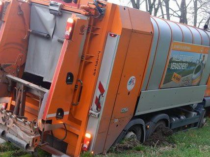 Müllwagen blieb in Wien am Bankett hängen und drohte umzustürzen Müllwagen blieb in Wien am Bankett hängen und drohte umzustürzen