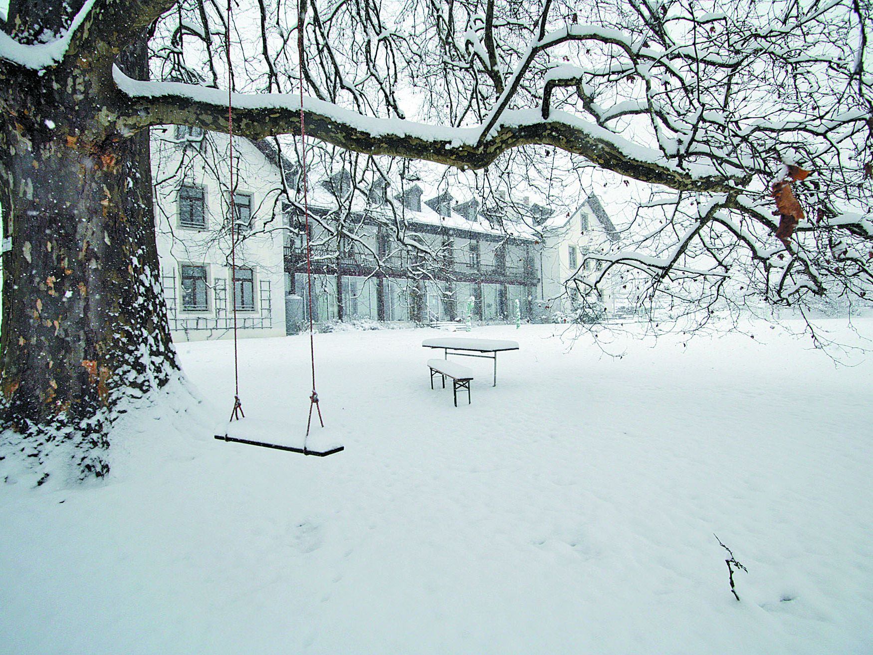 Landschaftliches Idyll am Blasenberg. Das ehemalige Sommerhaus der Jesuiten wurde bereits in den 1980er- Jahren zu einer Therapiestation für Drogenarbeit umgebaut. Landschaftliches Idyll am Blasenberg. Das ehemalige Sommerhaus der Jesuiten wurde bereits in den 1980er- Jahren zu einer Therapiestation für Drogenarbeit umgebaut.