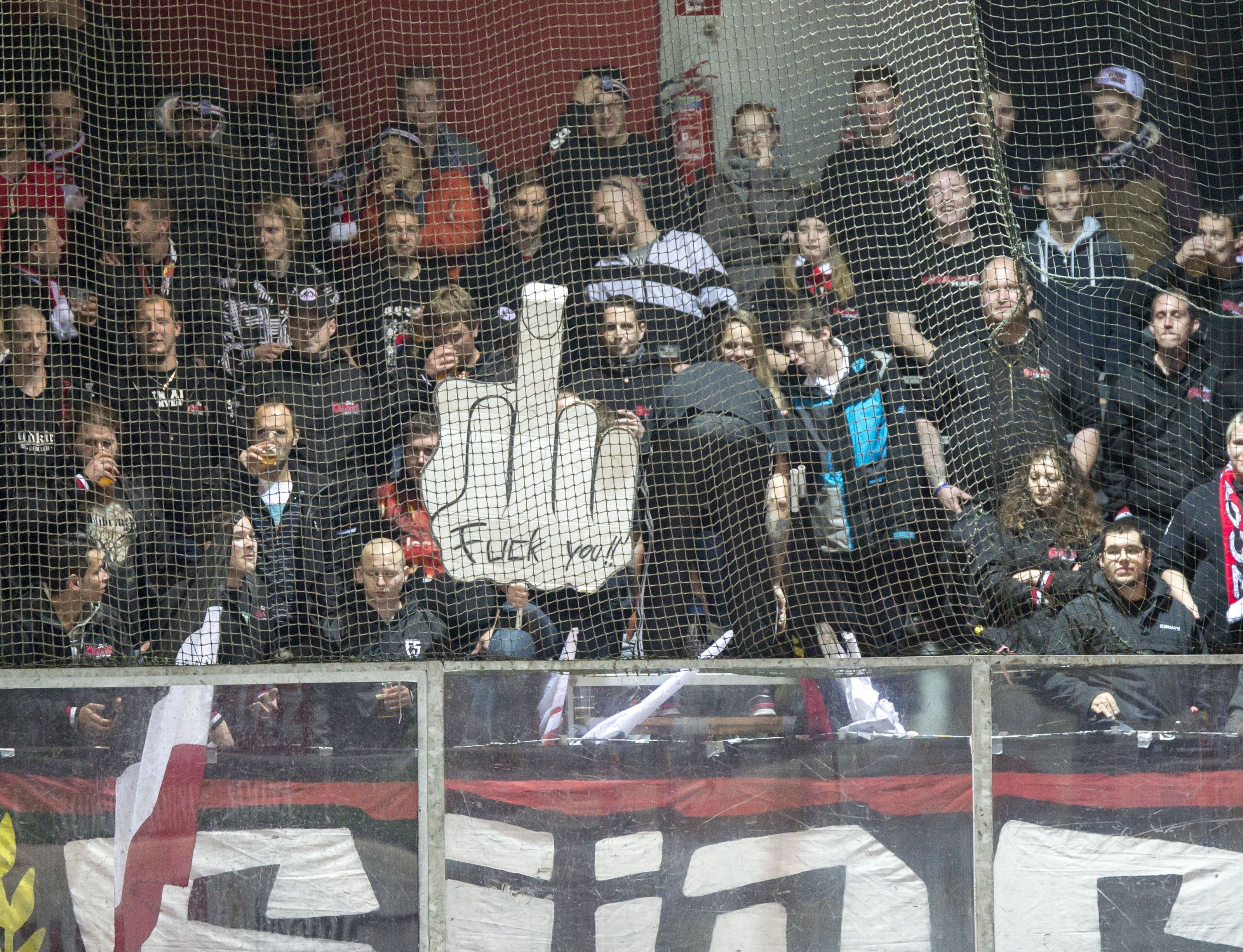 Gewisse Fans, wie hier Südchaos-Mitglieder beim Match gegen den EHC Lustenau im Oktober, stellen die Vereine vor Herausforderungen.