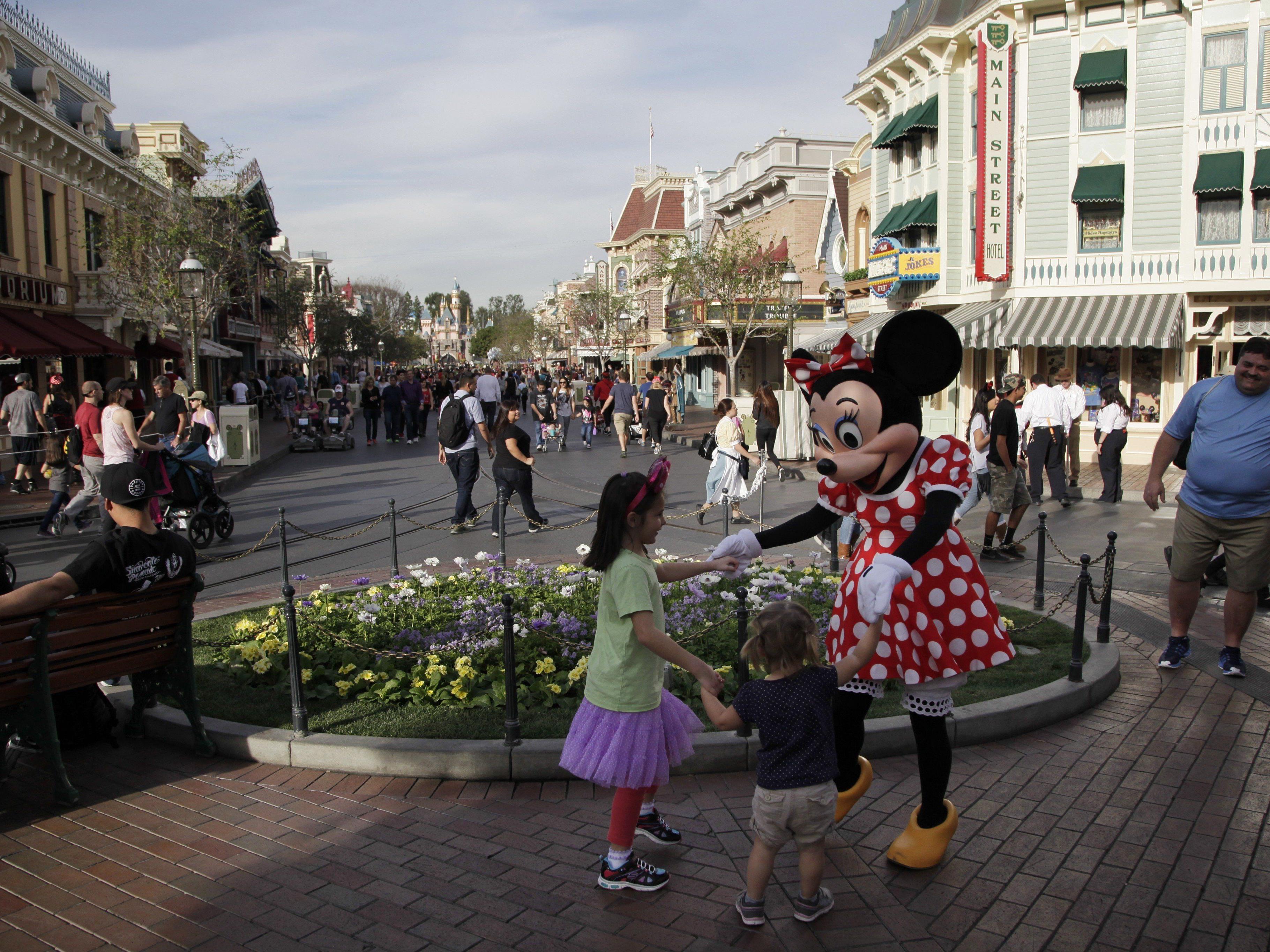 Ausbruch in Disneyland: Nach Kalifornien auch Oregon und Nevada betroffen.