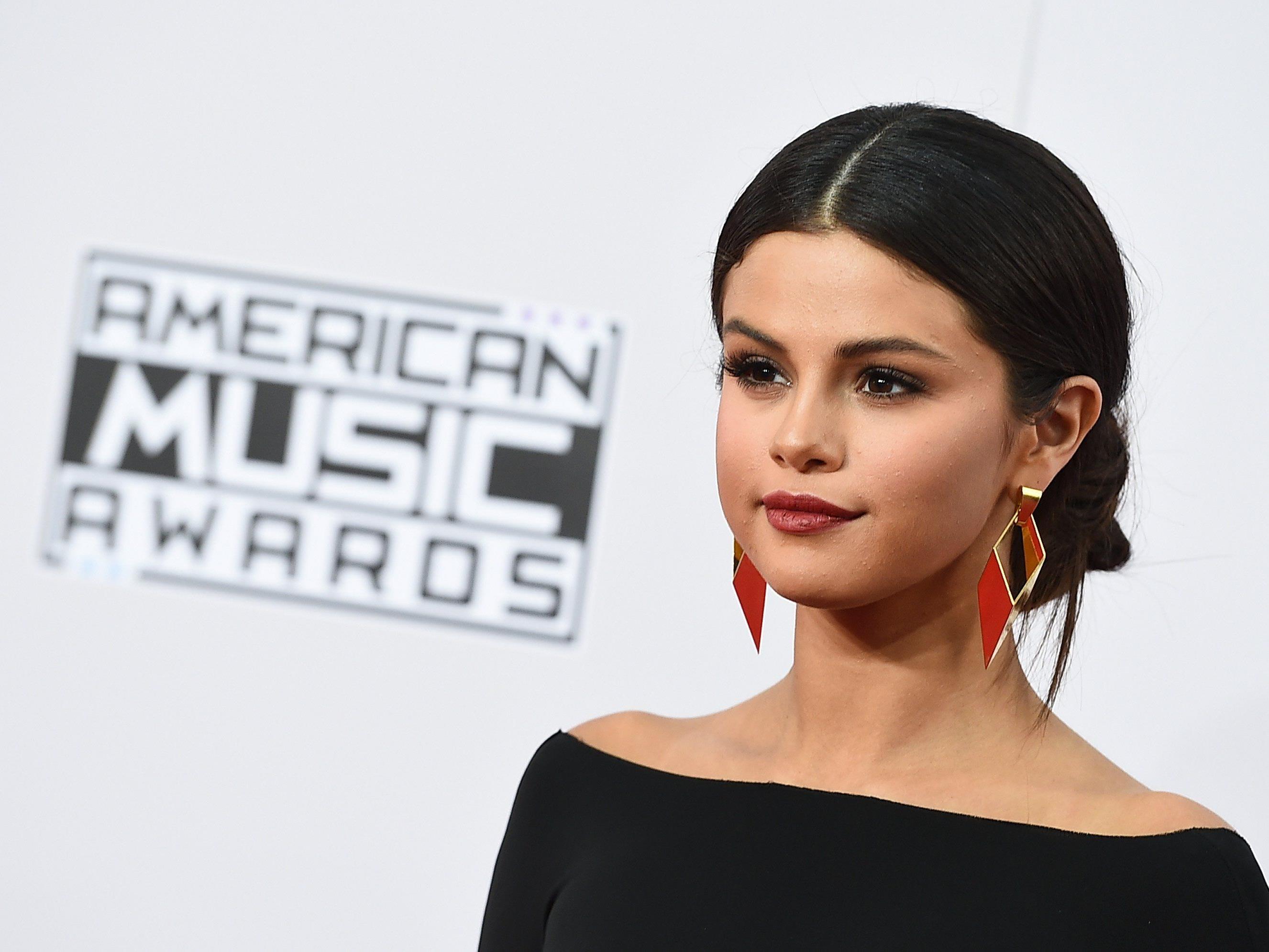 Selena Gomez' Urlaubsgruß sorgt für Aufregung. Selena Gomez' Urlaubsgruß sorgt für Aufregung.
