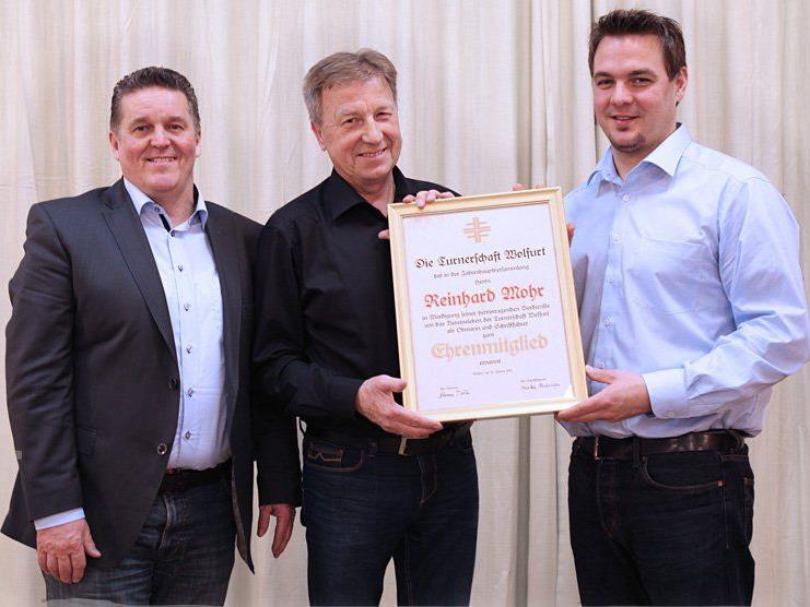 Bürgermeister Christian Natter und Obmann Johannes Böhler gratulierten dem neuen Ehrenmitglied Reinhard Mohr (mitte).