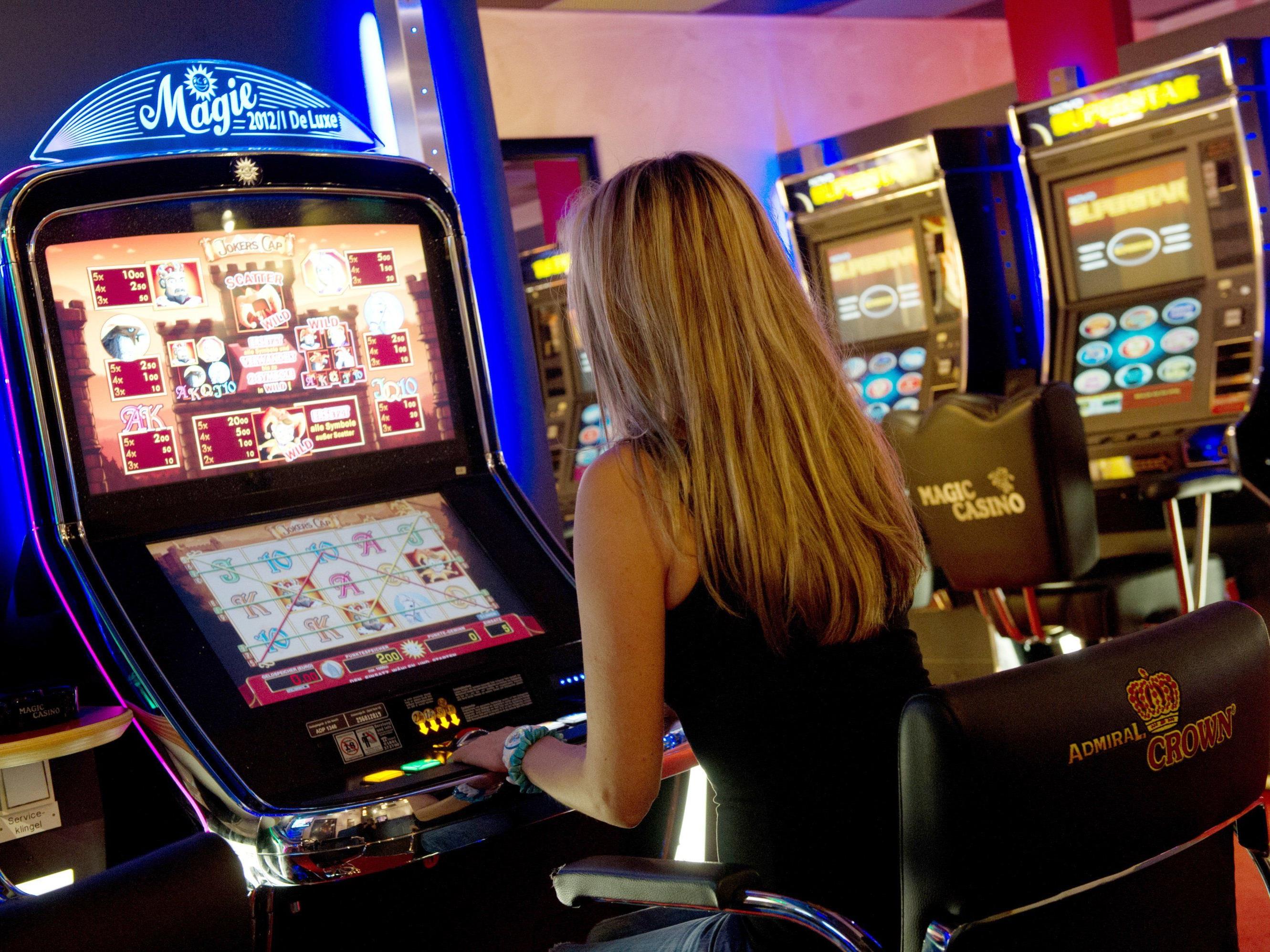 Weitere Razzien der Finanzpolizei wegen neuem Glücksspielgesetz.