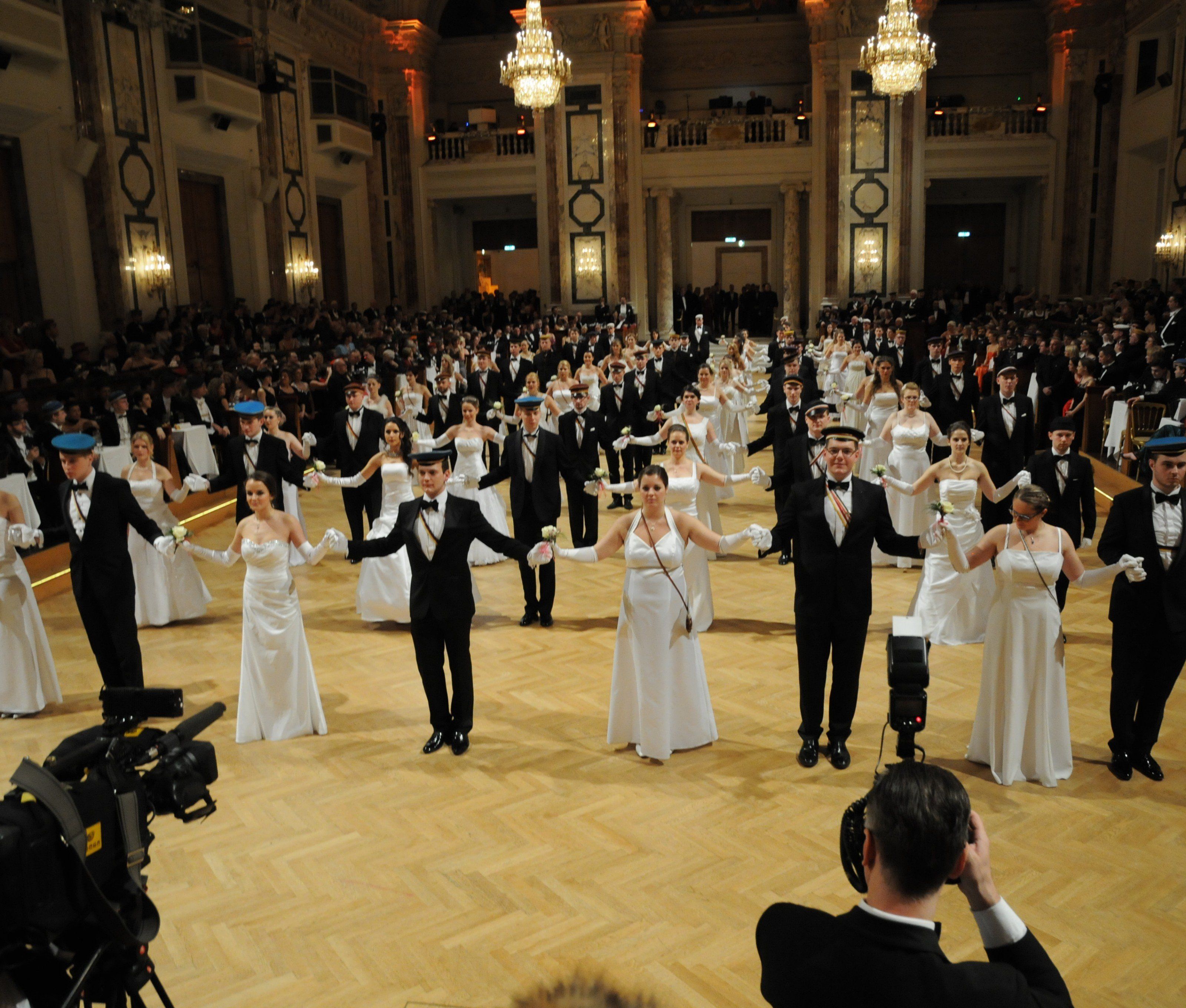 Veranstalter des Akademikerballs sind erfreut über regen Kartenverkauf. Veranstalter des Akademikerballs sind erfreut über regen Kartenverkauf.