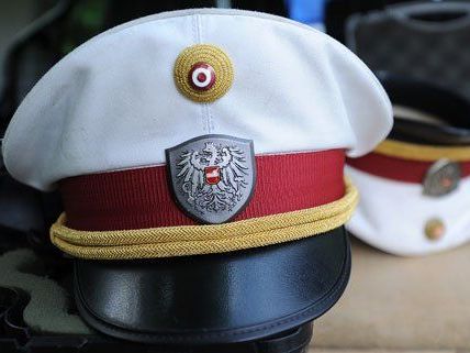Die beiden Einbrecher konnten von der Polizei festgenommen werden. Die beiden Einbrecher konnten von der Polizei festgenommen werden.