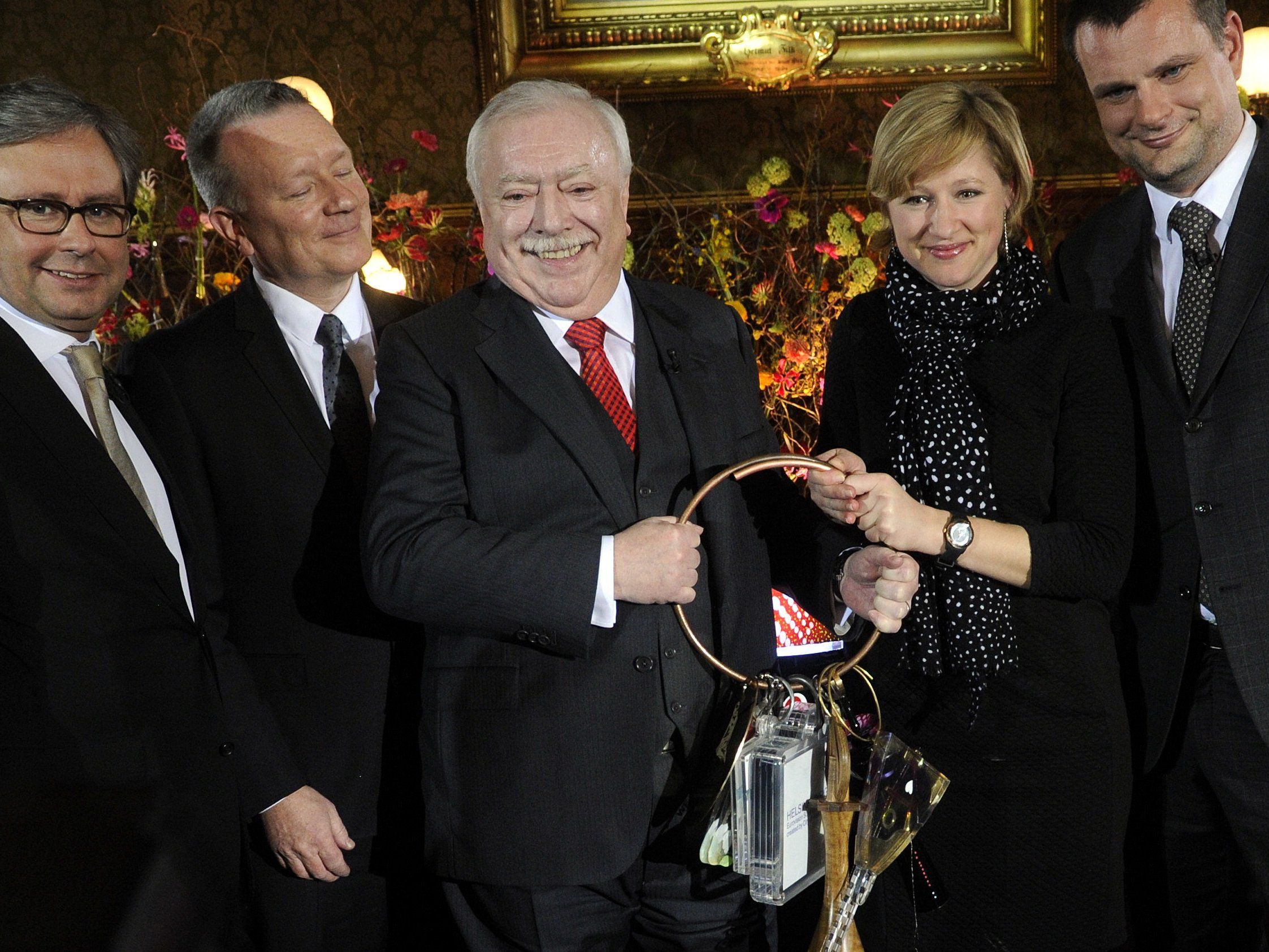Song Contest in Wien: Die offizielle Schlüsselübergabe an Bürgermeister Michael Häupl. Song Contest in Wien: Die offizielle Schlüsselübergabe an Bürgermeister Michael Häupl.