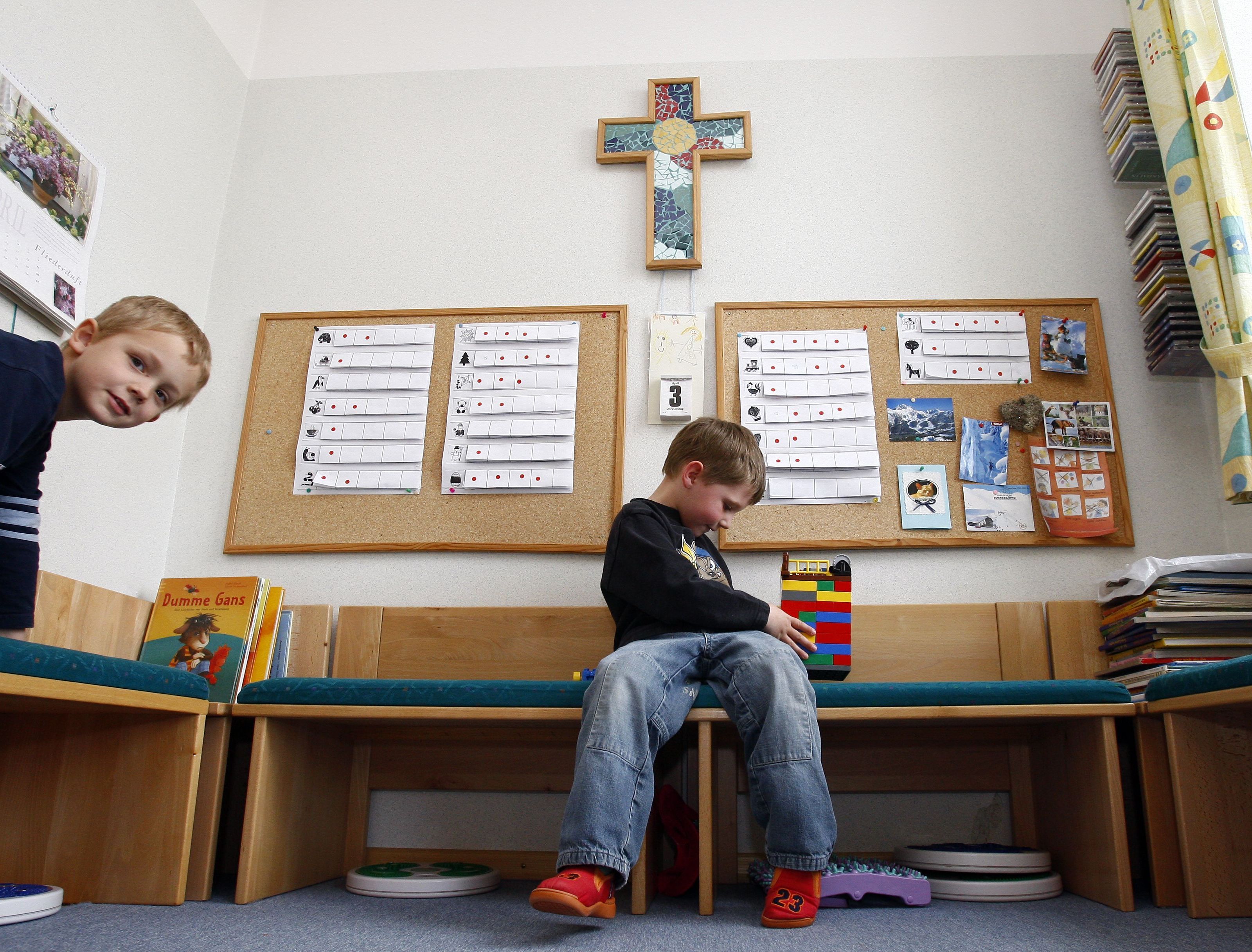 Die Eltern einer konfessionslosen Tochter hatten sich gegen den Gebrauch von Kirchenliedern gewehrt. Die Eltern einer konfessionslosen Tochter hatten sich gegen den Gebrauch von Kirchenliedern gewehrt.