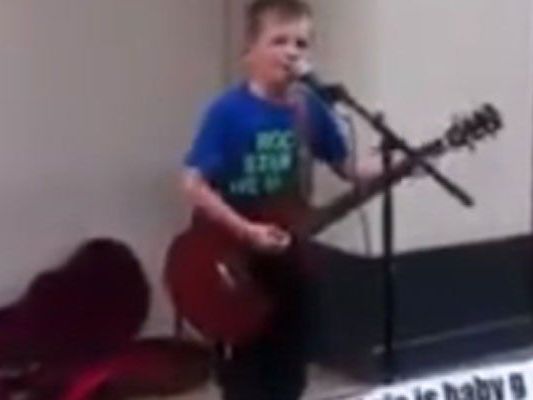 Kris soll mit Hilfe einer Kampagne bei Konzert spielen. Kris soll mit Hilfe einer Kampagne bei Konzert spielen.