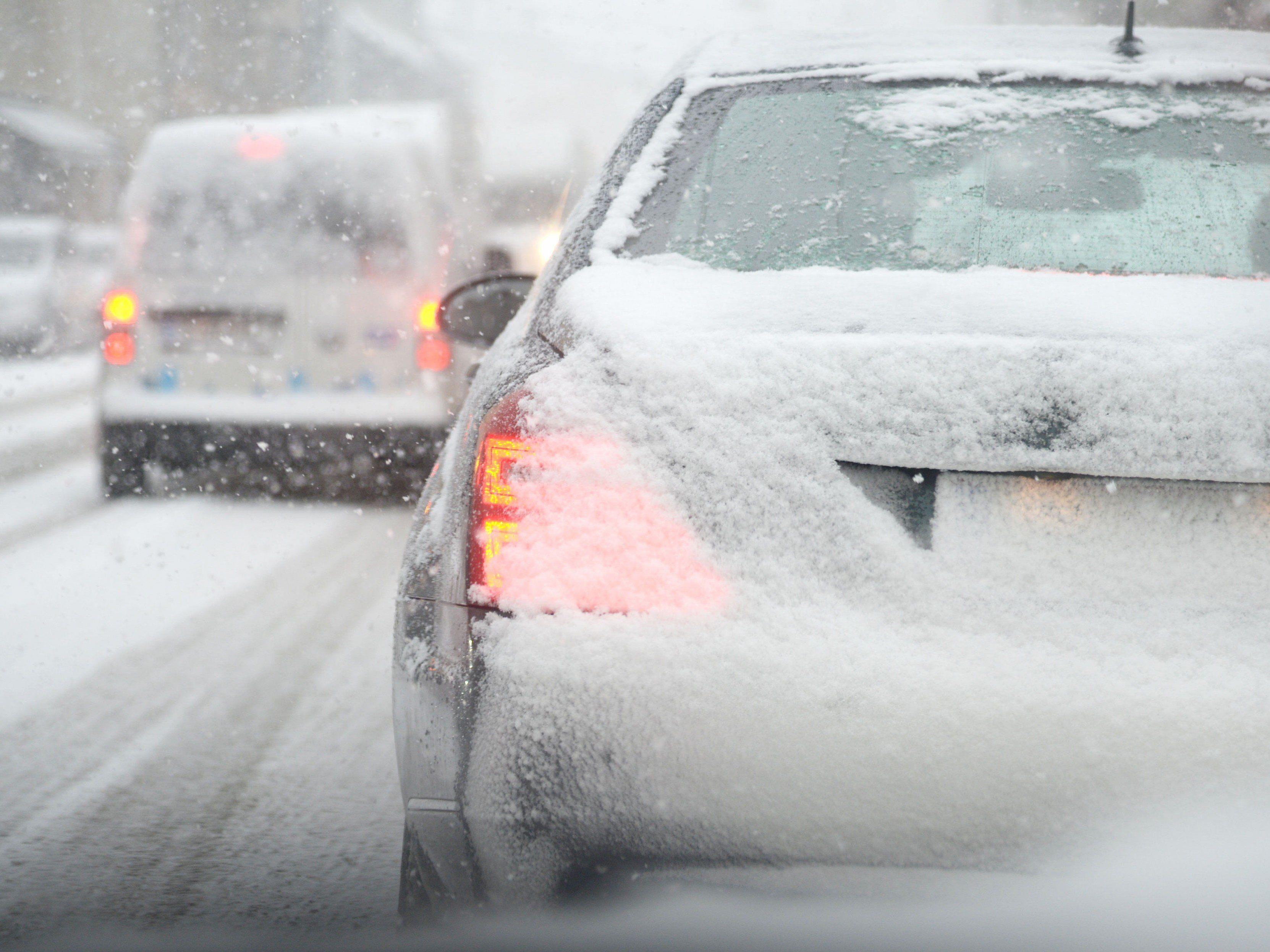 Der Schnee brachte am Dienstag Verkehrsbehinderungen und zahlreichen Unfälle.