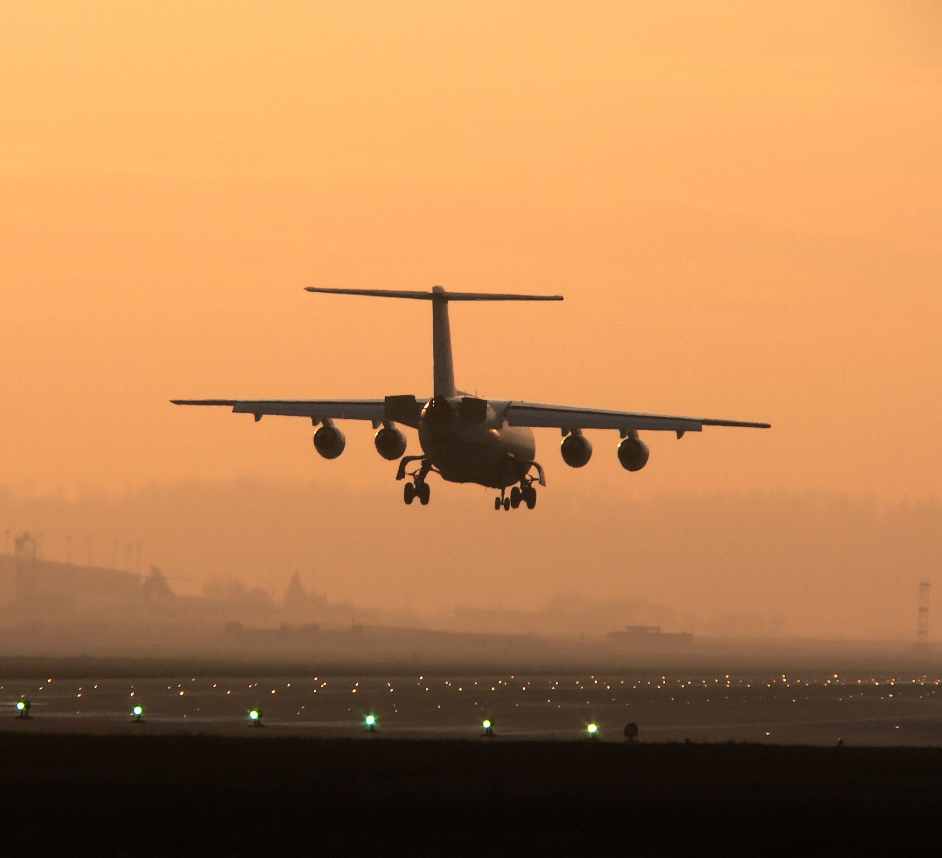 Flugzeug beschossen - Emirates streicht alle Flüge nach Bagdad. Flugzeug beschossen - Emirates streicht alle Flüge nach Bagdad.