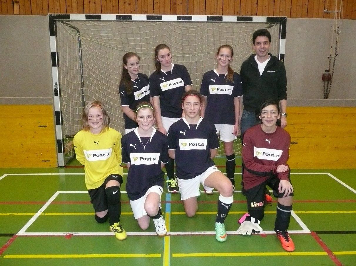 Das siegreiche Hallenteam des BG Bludenz mit Betreuer Michael Salzgeber. Das siegreiche Hallenteam des BG Bludenz mit Betreuer Michael Salzgeber.